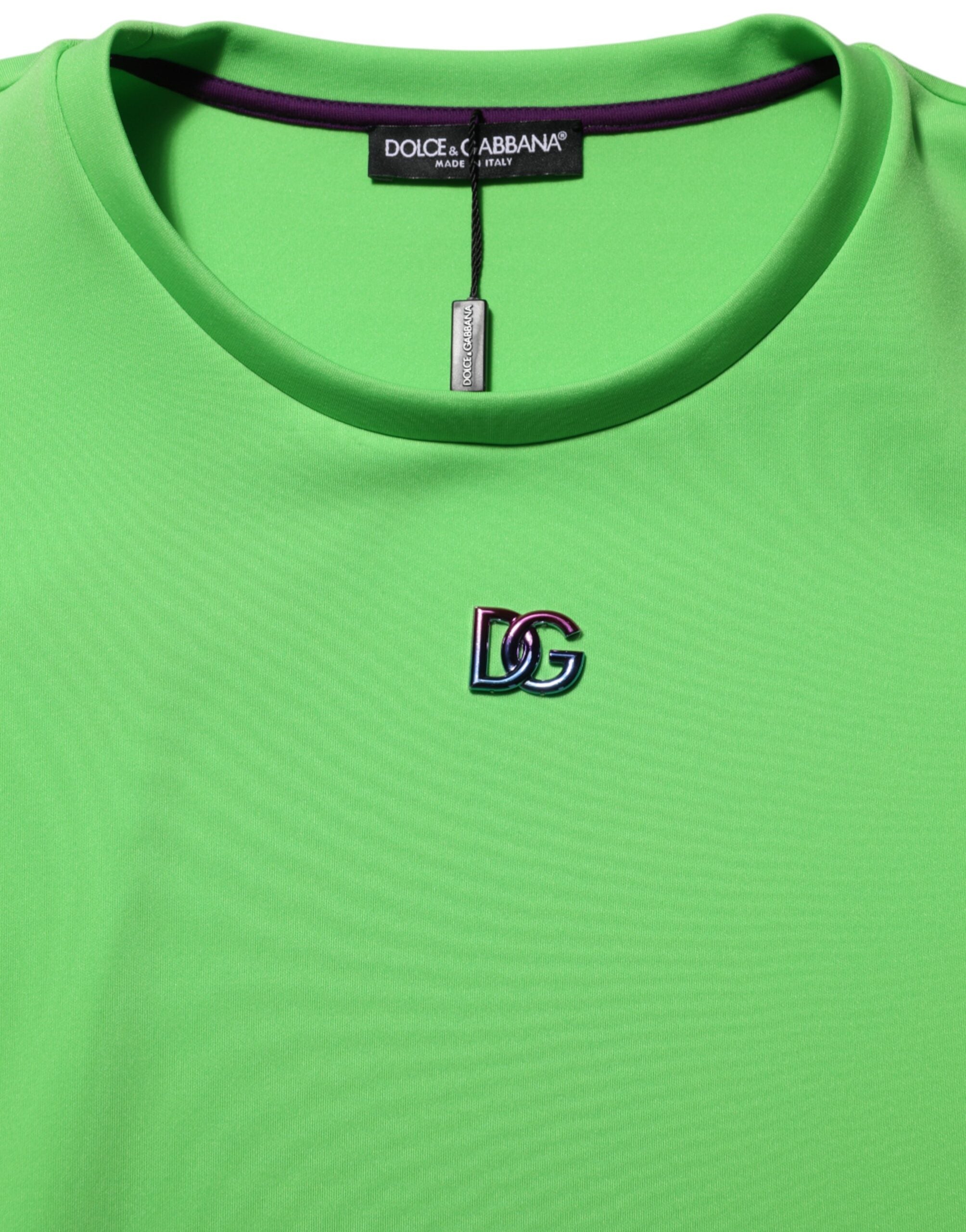 T-shirt à manches courtes Dolce & Gabbana vert avec logo, col rond, en coton, porté sur mannequin.