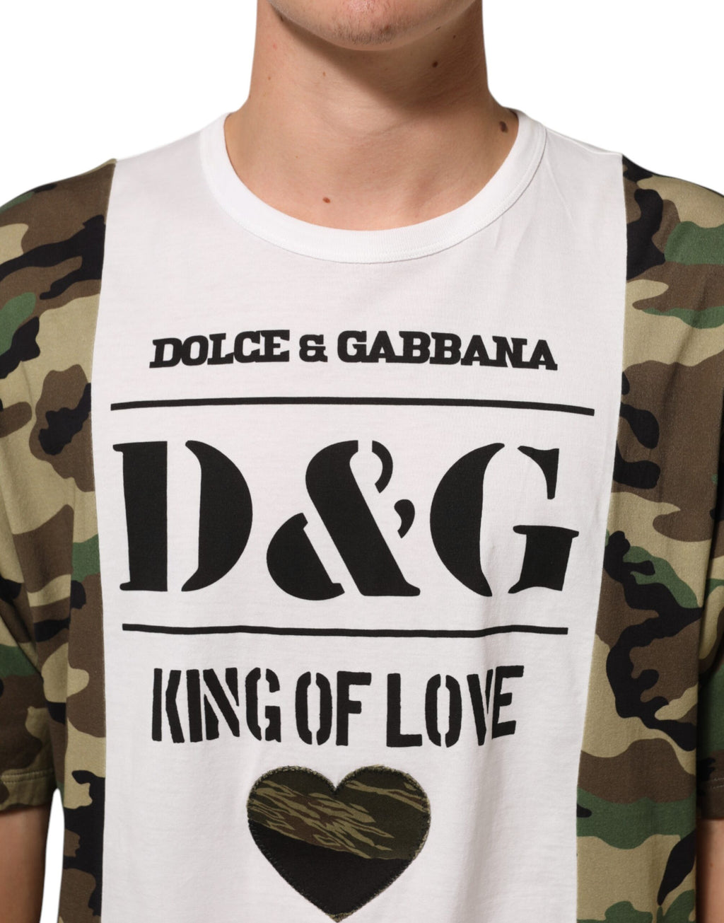 T-shirt blanc Dolce & Gabbana avec logo et motif camouflage, col rond, pour hommes, vue de face.
