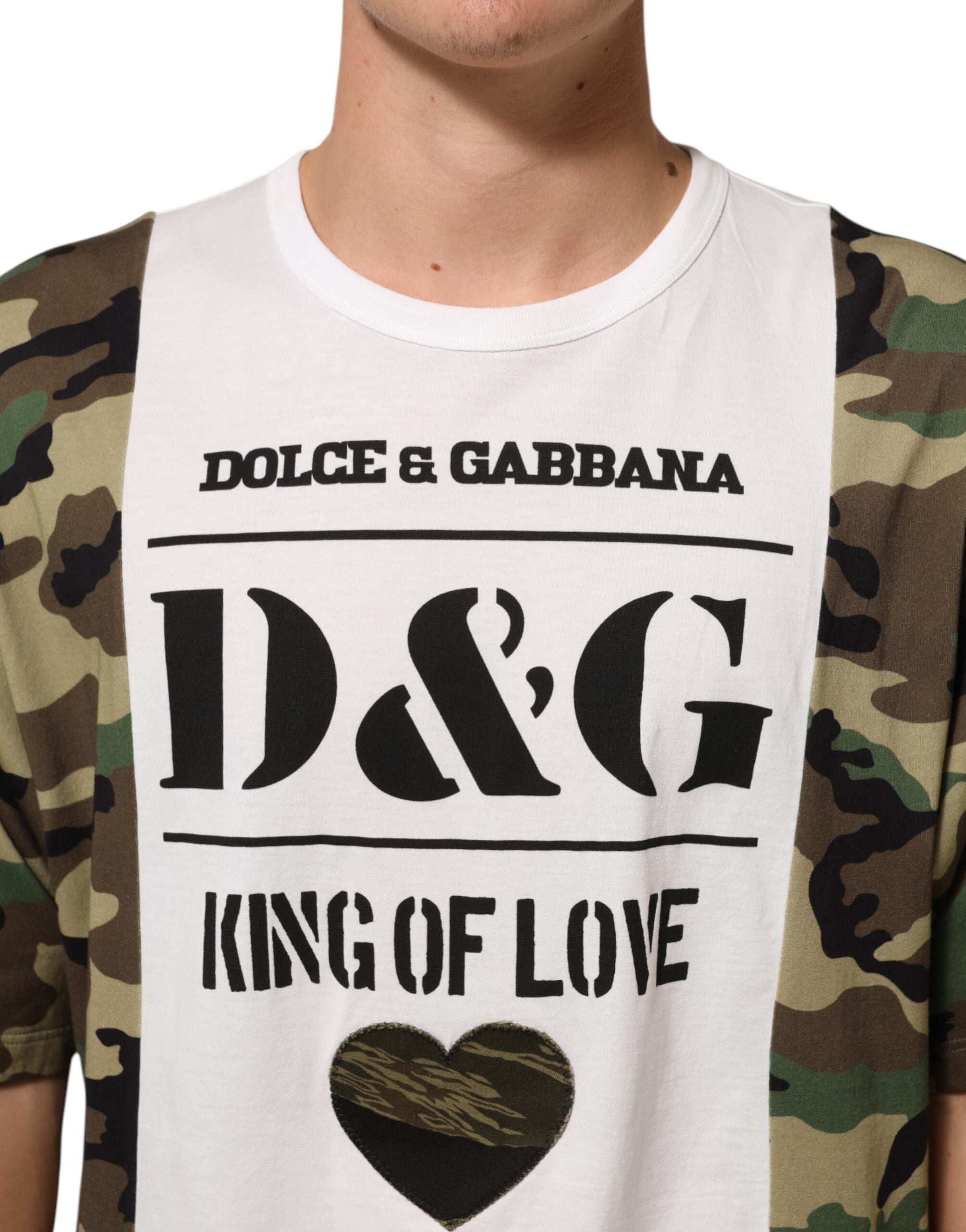 T-shirt blanc Dolce & Gabbana avec logo et motif camouflage, col rond, pour hommes, vue de face.