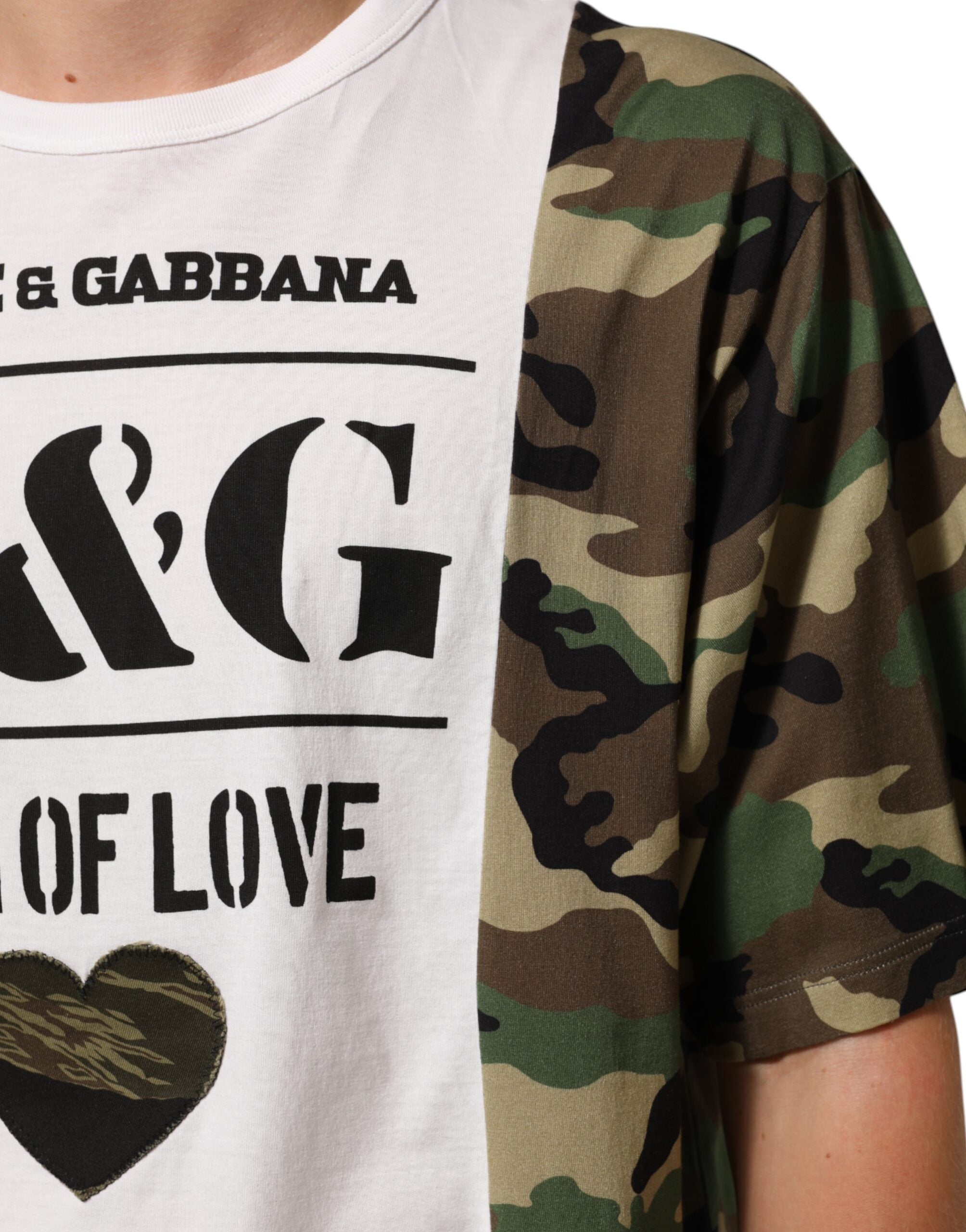 T-shirt homme Dolce & Gabbana blanc logo camouflage col ras du cou, design moderne et casual, vue de face.