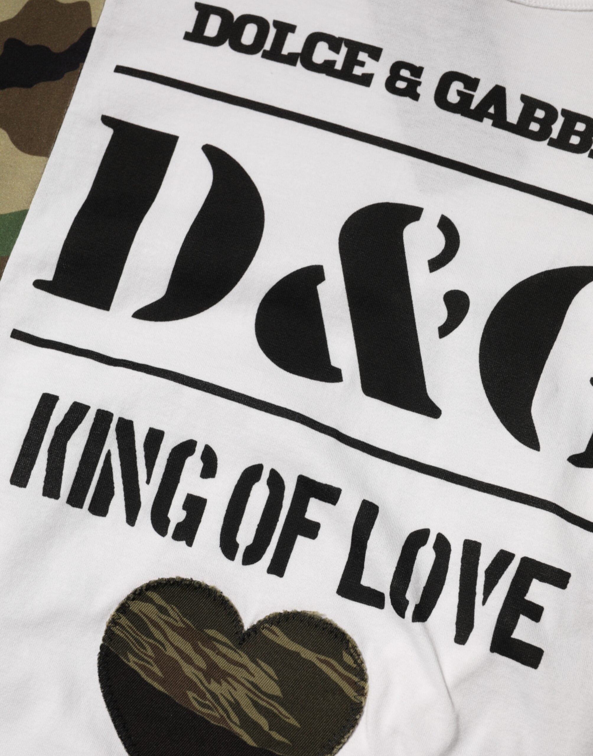T-shirt homme Dolce & Gabbana logo blanc avec motif camouflage, col rond, devant visible dans l'image.