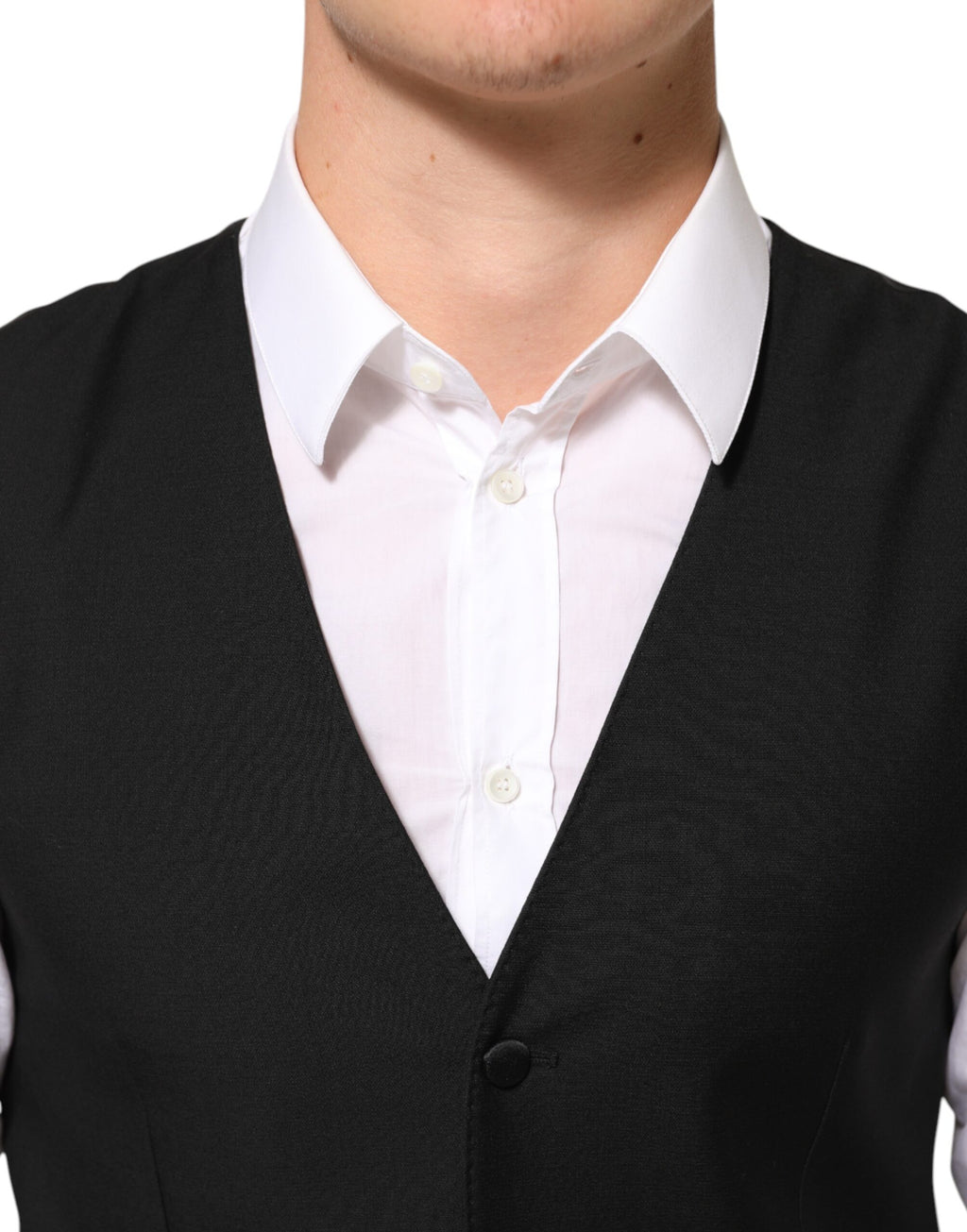 Gilet formel en laine noire de la marque Dolce & Gabbana, porté par un homme, détails élégants et coupe classique.
