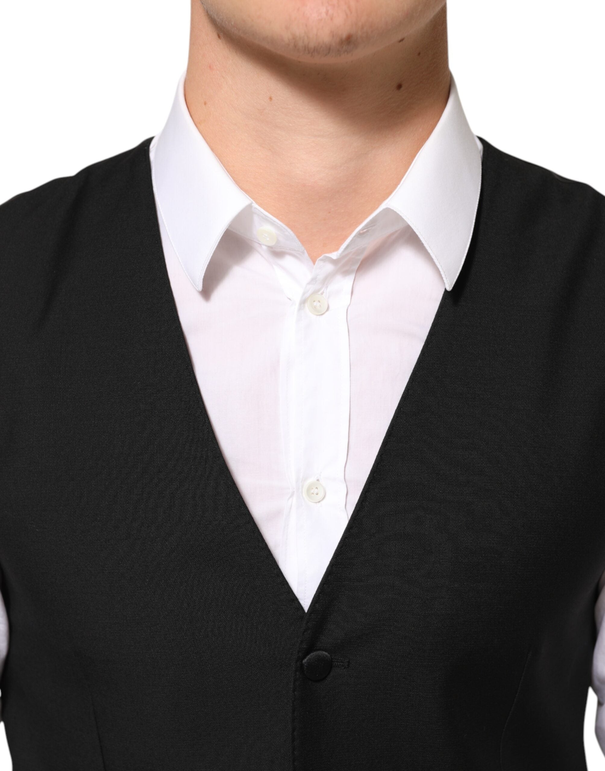 Gilet formel en laine noire de la marque Dolce & Gabbana, porté par un homme, détails élégants et coupe classique.