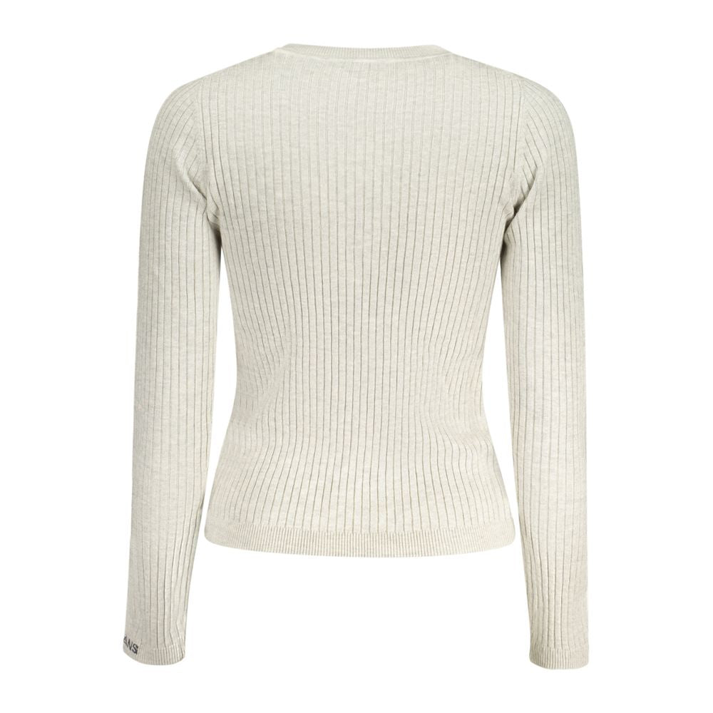 Pull femme en coton gris Pepe Jeans, style décontracté, avec col rond et manches longues, porté par une femme.