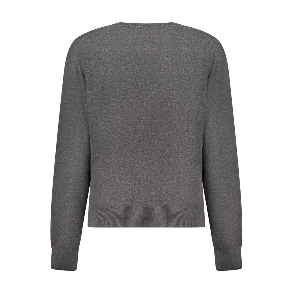 Pull pour femmes Pepe Jeans en coton noir, col rond et manches longues, porté par une femme.