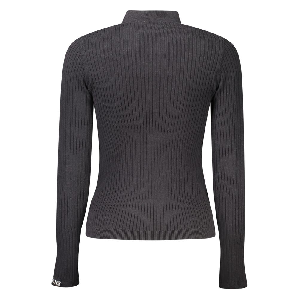 Pull à manches longues en coton noir pour femmes de la marque Pepe Jeans, doux et confortable, porté sur un mannequin.