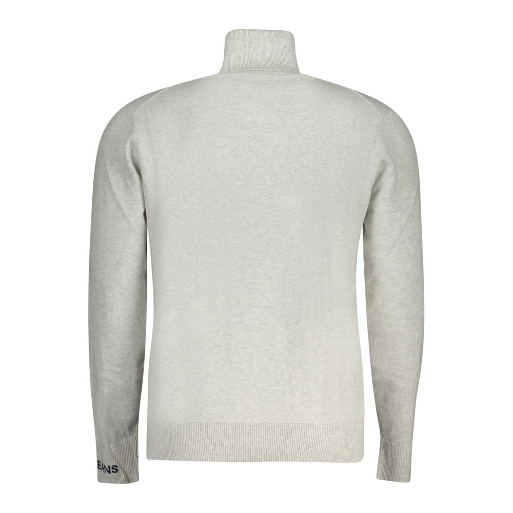 Pull homme en coton gris de Pepe Jeans, avec col rond et finition classique, porté sur un modèle.