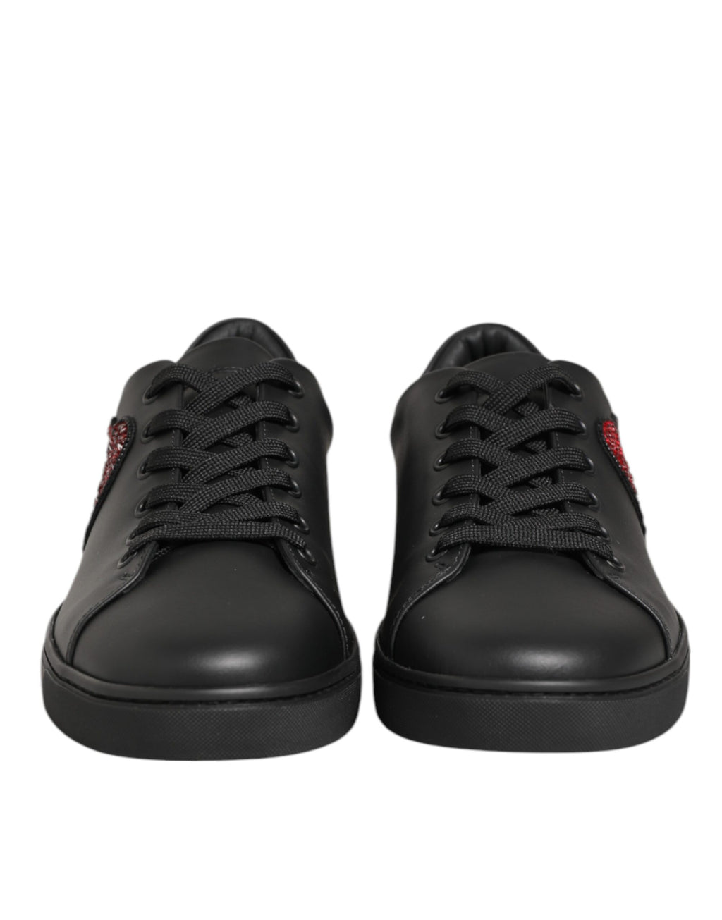 Chaussures Dolce & Gabbana en cuir noir avec cœur en cristal, baskets à la mode et détails élégants.