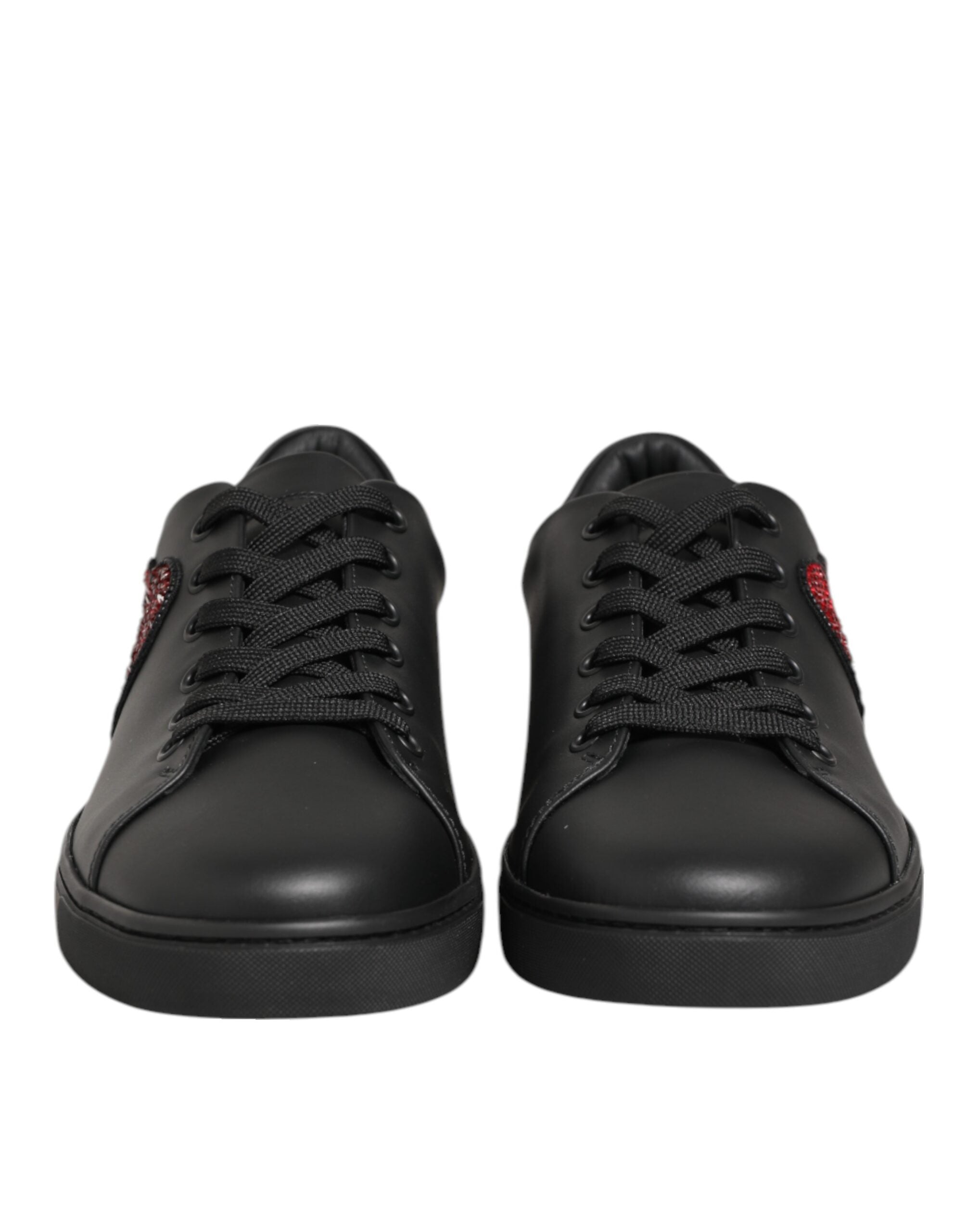 Chaussures Dolce & Gabbana en cuir noir avec cœur en cristal, baskets à la mode et détails élégants.