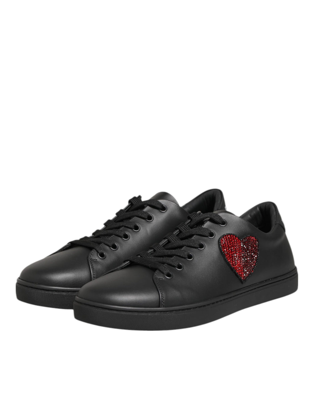 Chaussures sneakers en cuir noir Dolce & Gabbana avec cœur en cristal, vue de face.