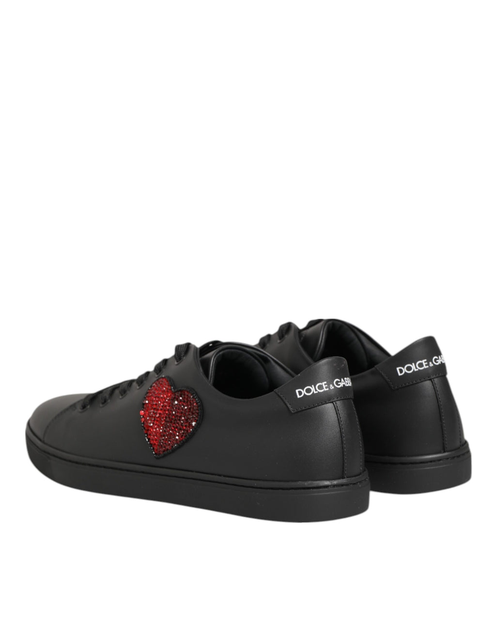 Chaussures sneakers Dolce & Gabbana en cuir noir avec cœur en cristal, style tendance et détails élégants.