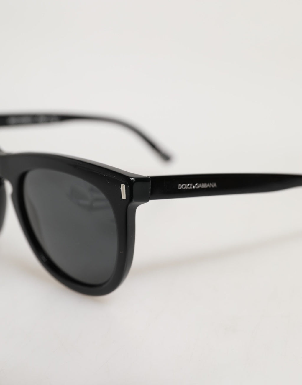 Lunettes de soleil Dolce & Gabbana DG4281, monture ronde noire avec cadre complet, mode élégante et sophistiquée.
