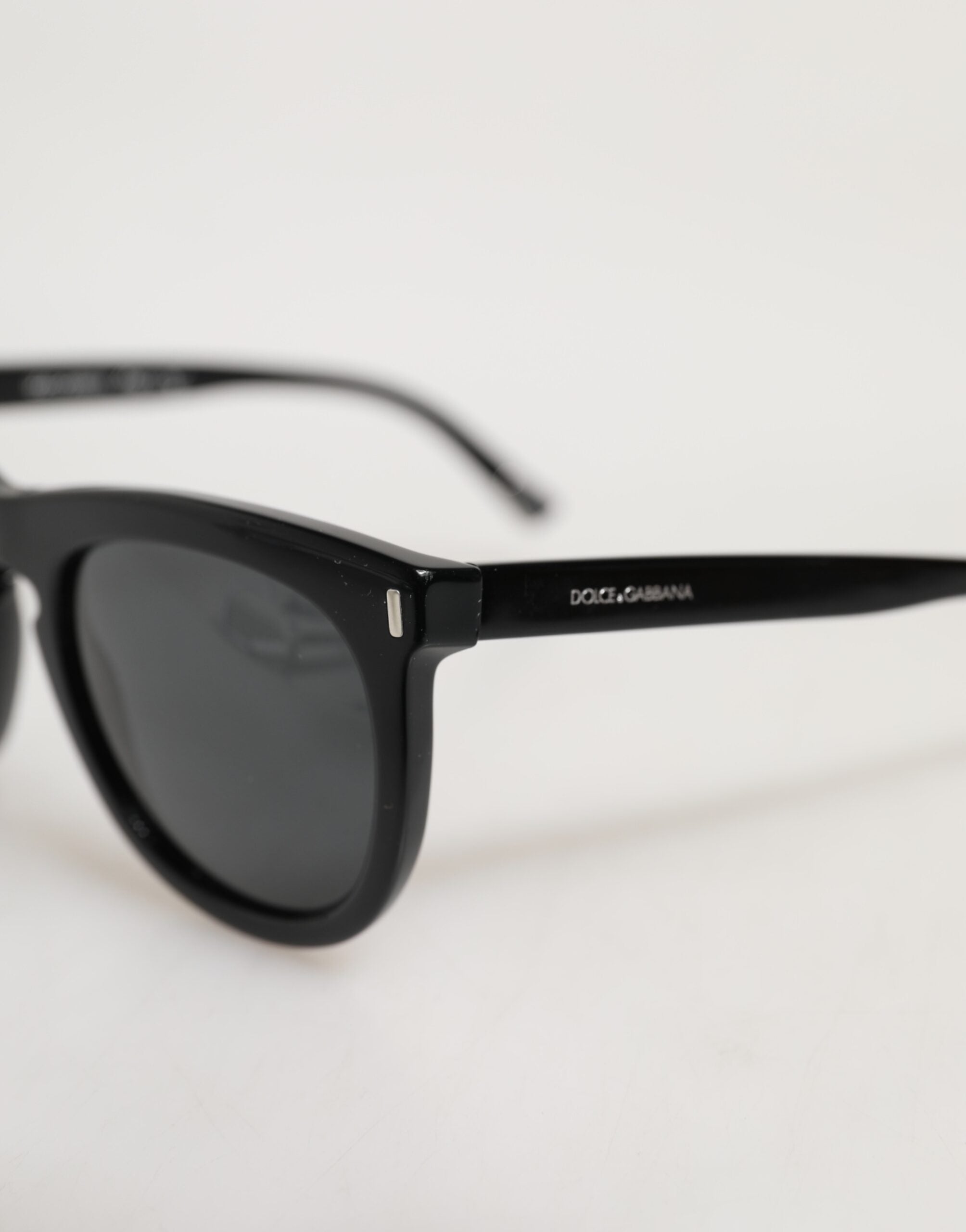 Lunettes de soleil Dolce & Gabbana DG4281, monture ronde noire avec cadre complet, mode élégante et sophistiquée.