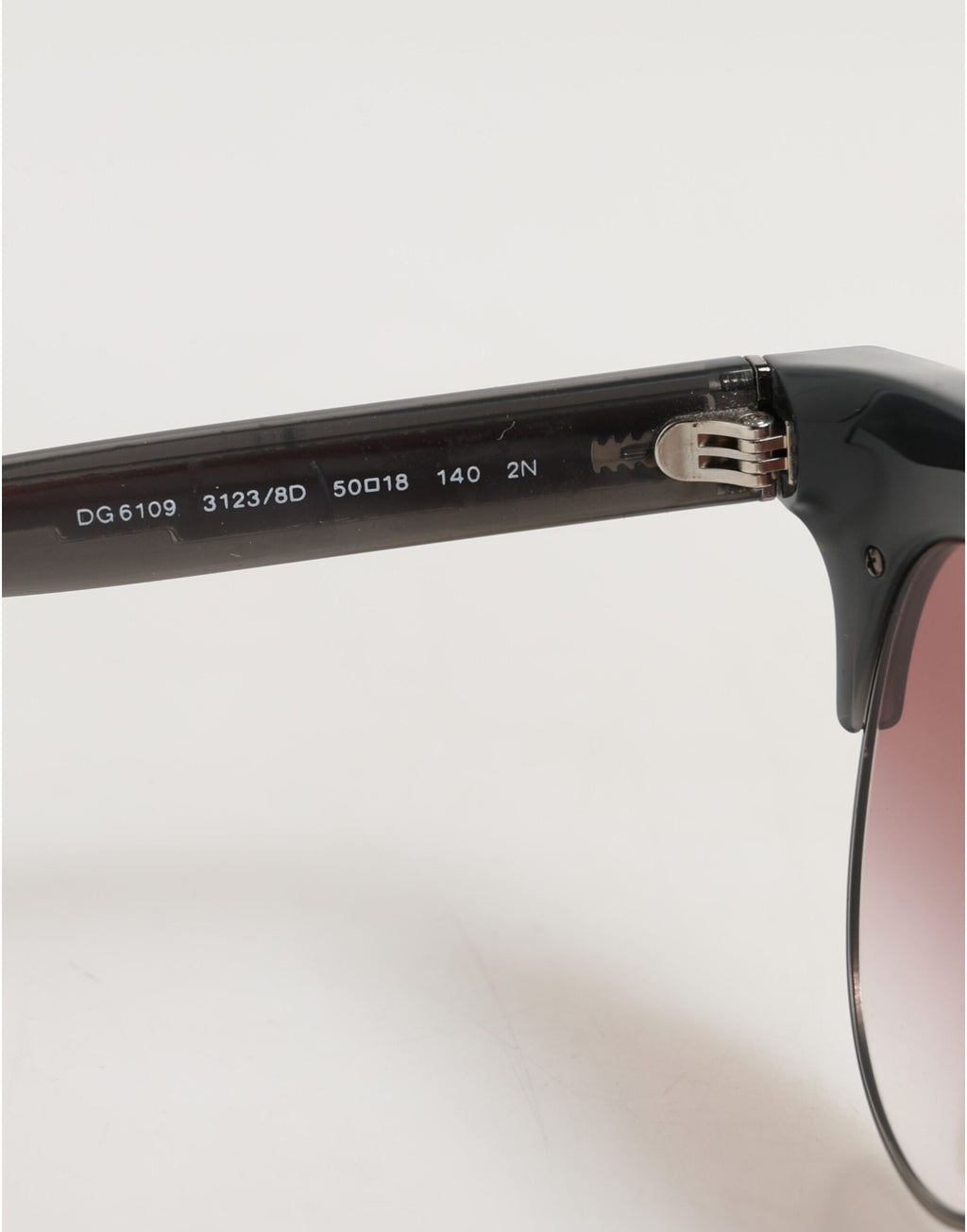 Lunettes de soleil noir et rose Dolce & Gabbana, monture miroir en forme de chat avec sequins, style élégant et sophistiqué