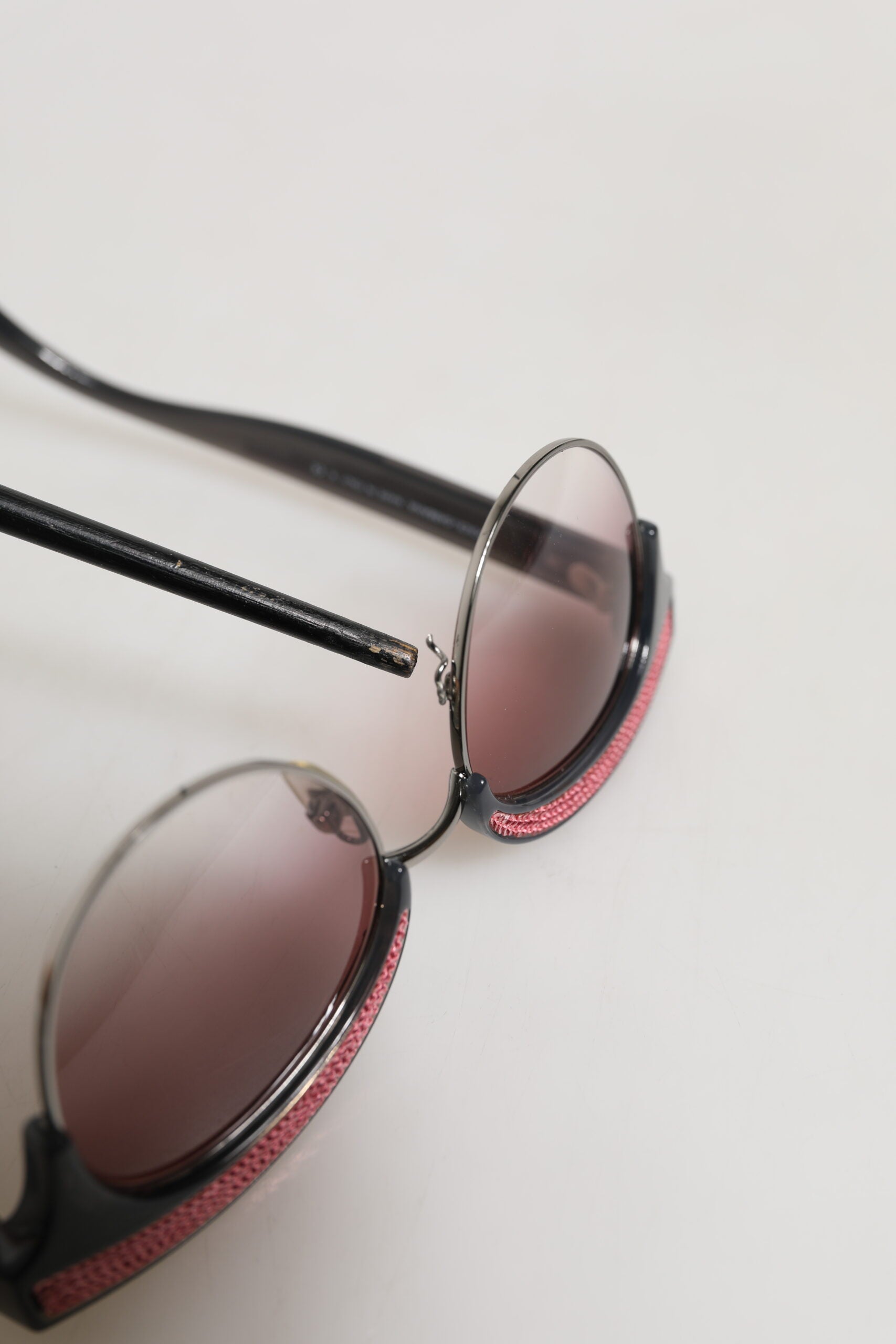 Lunettes de soleil Dolce & Gabbana à monture noire et rose miroir, œil de chat ornées de sequins brillants.