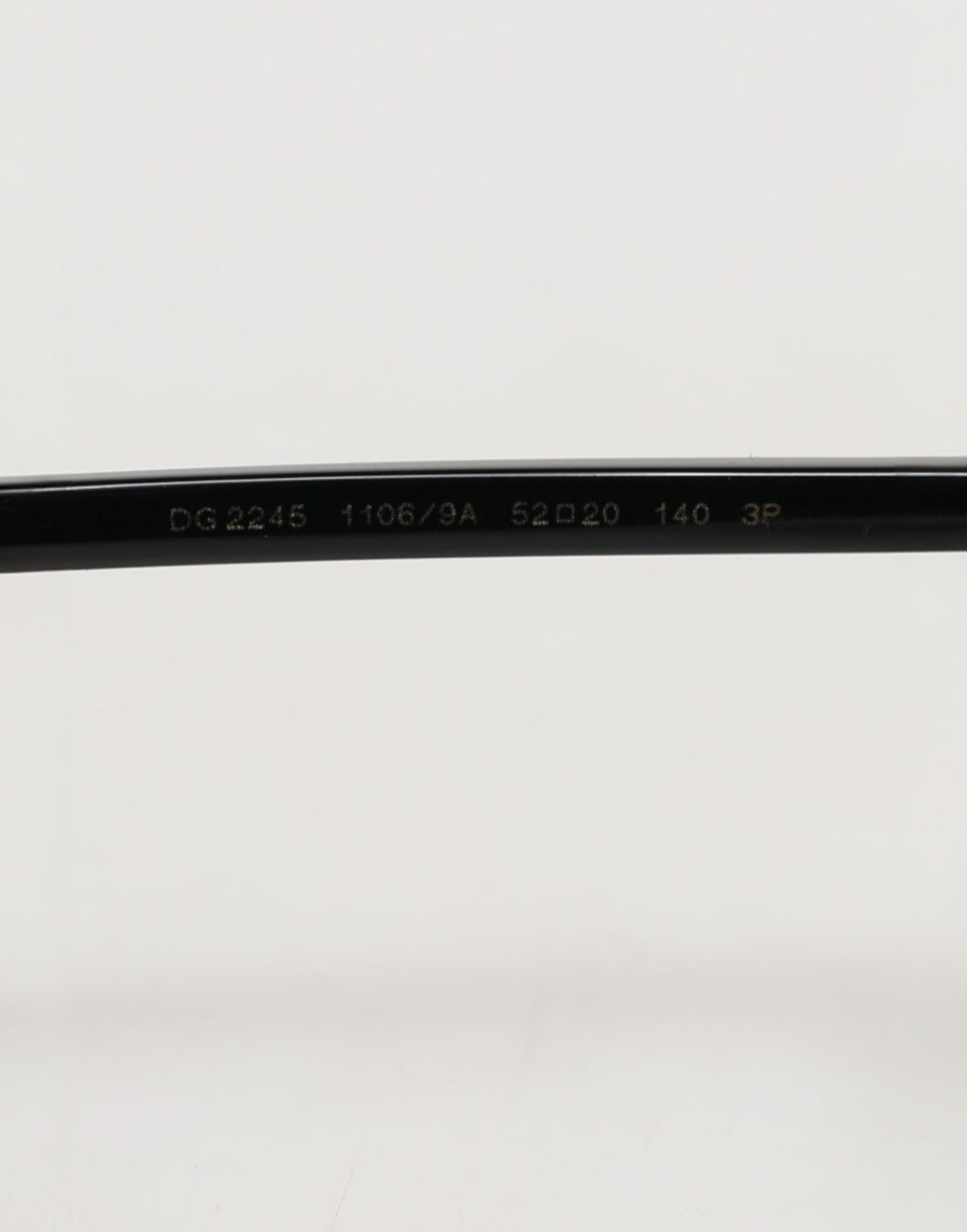 Lunettes de soleil Dolce & Gabbana avec monture en acier noir mat et verres gris, style élégant et moderne.