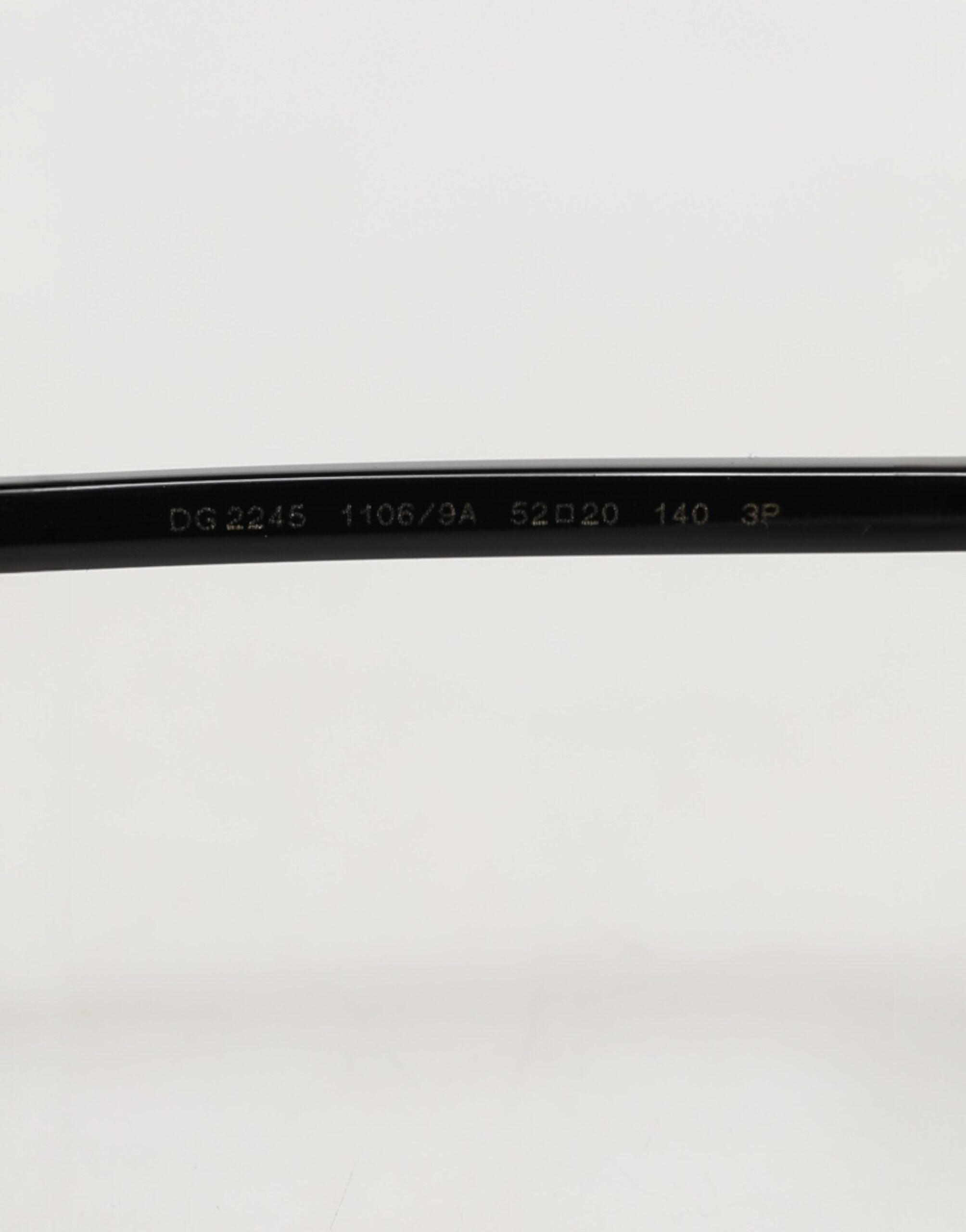 Lunettes de soleil Dolce & Gabbana avec monture en acier noir mat et verres gris, style élégant et moderne.
