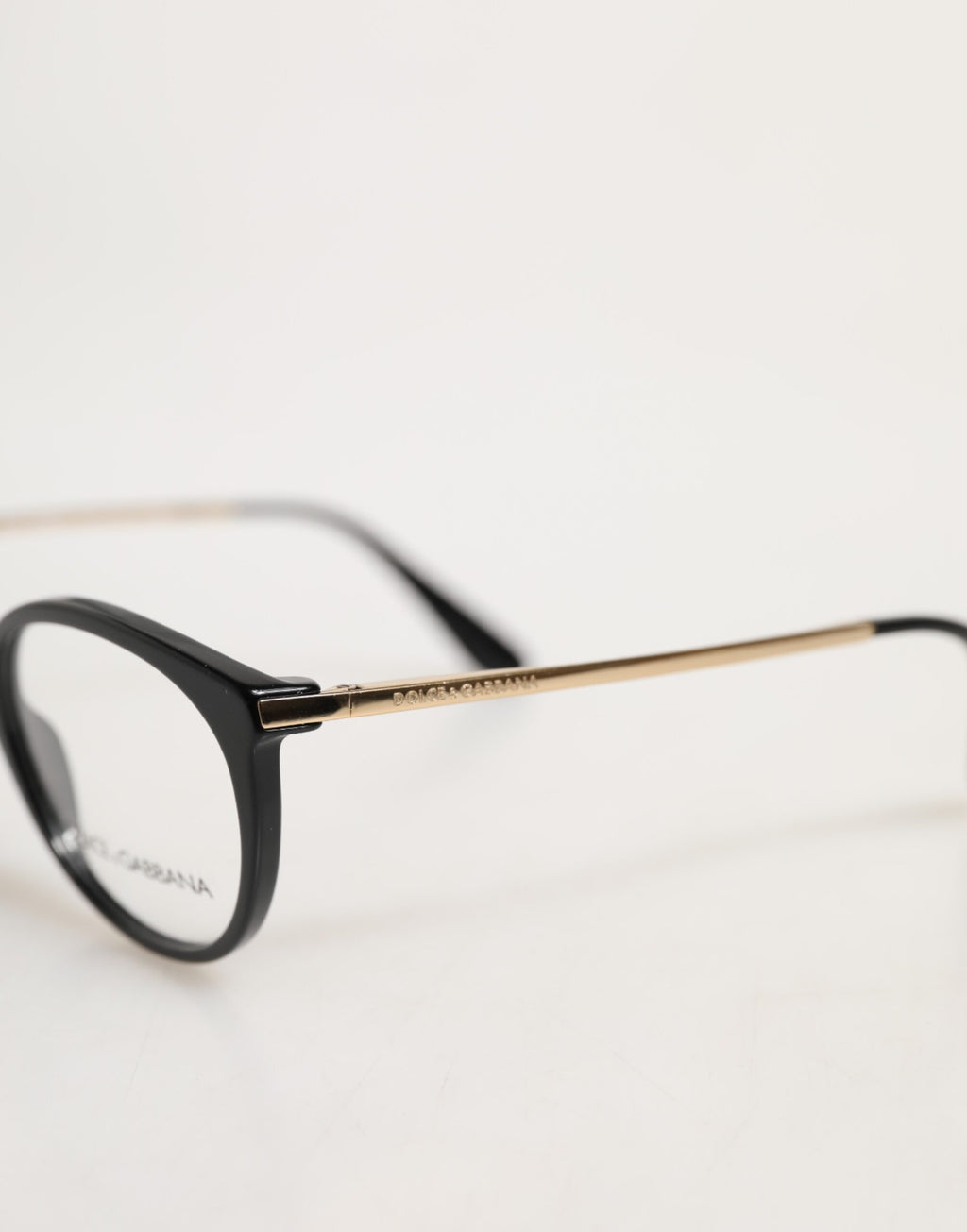 Lunettes de lecture Dolce & Gabbana avec monture en acétate noire style œil de chat, élégantes et sophistiquées.