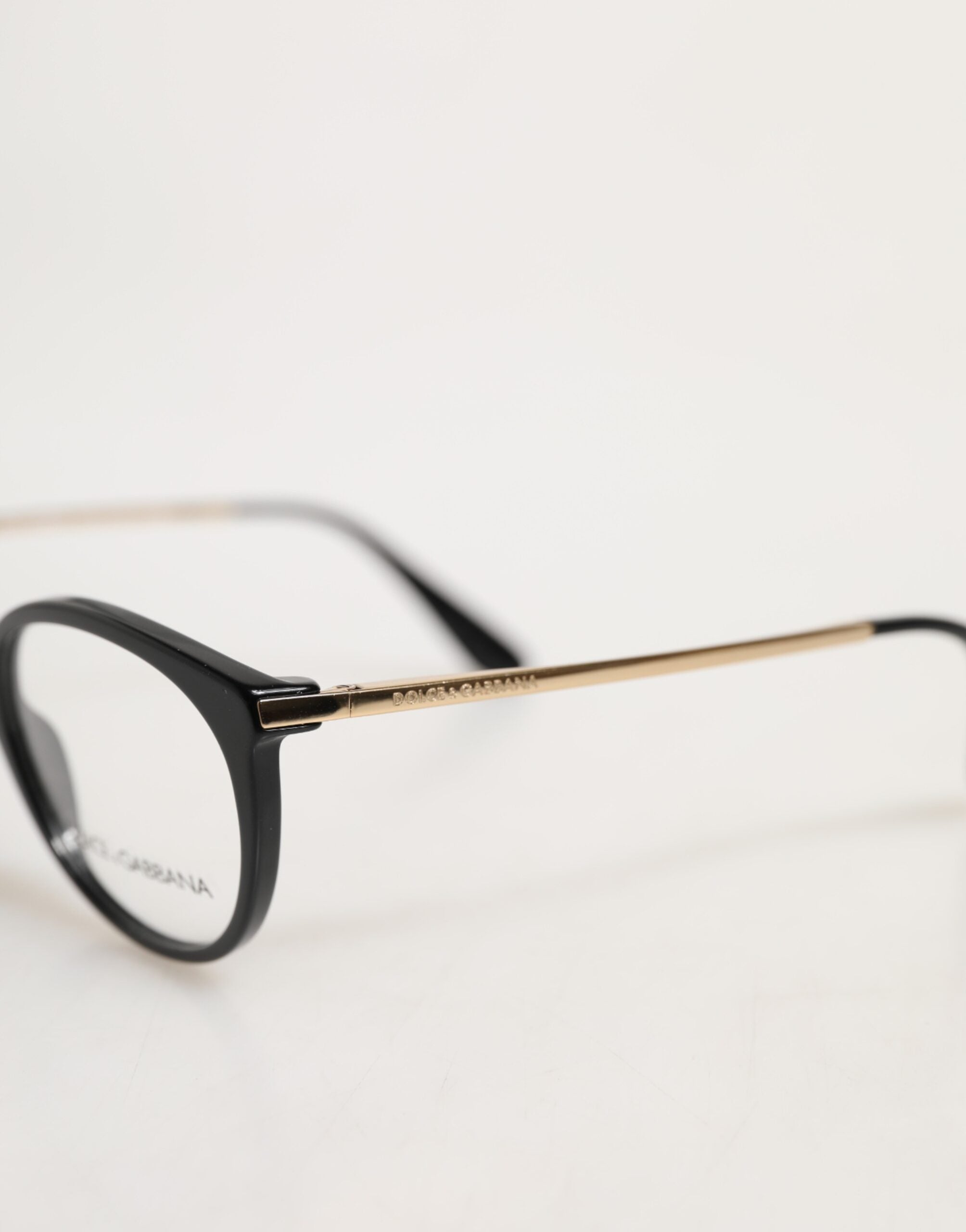 Lunettes de lecture Dolce & Gabbana avec monture en acétate noire style œil de chat, élégantes et sophistiquées.