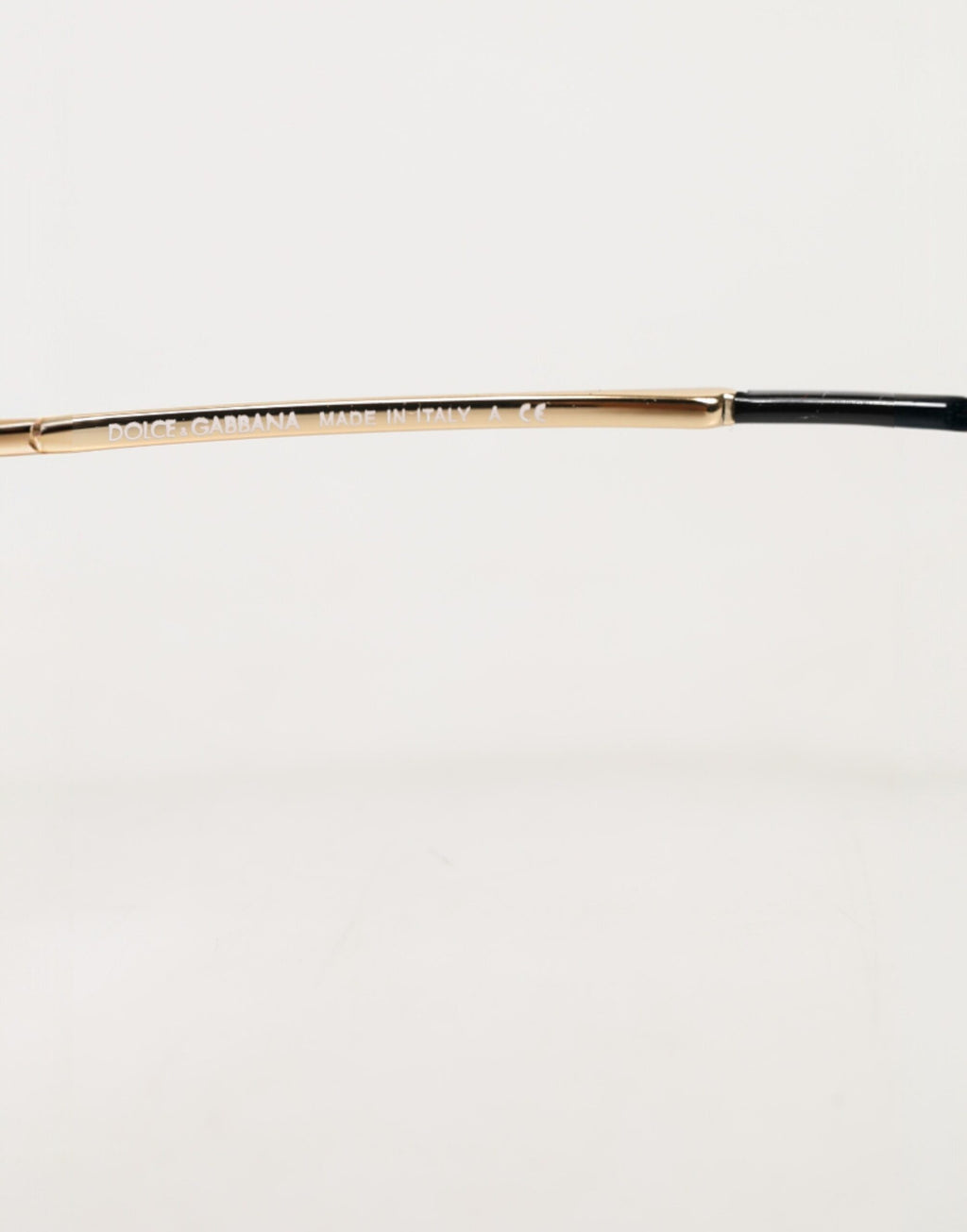 Lunettes de lecture Dolce & Gabbana avec monture en acétate noire style œil de chat, élégantes et modernes.