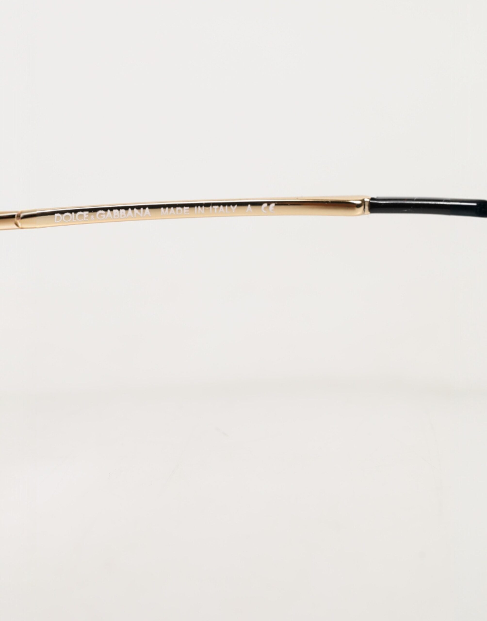 Lunettes de lecture Dolce & Gabbana avec monture en acétate noire style œil de chat, élégantes et modernes.