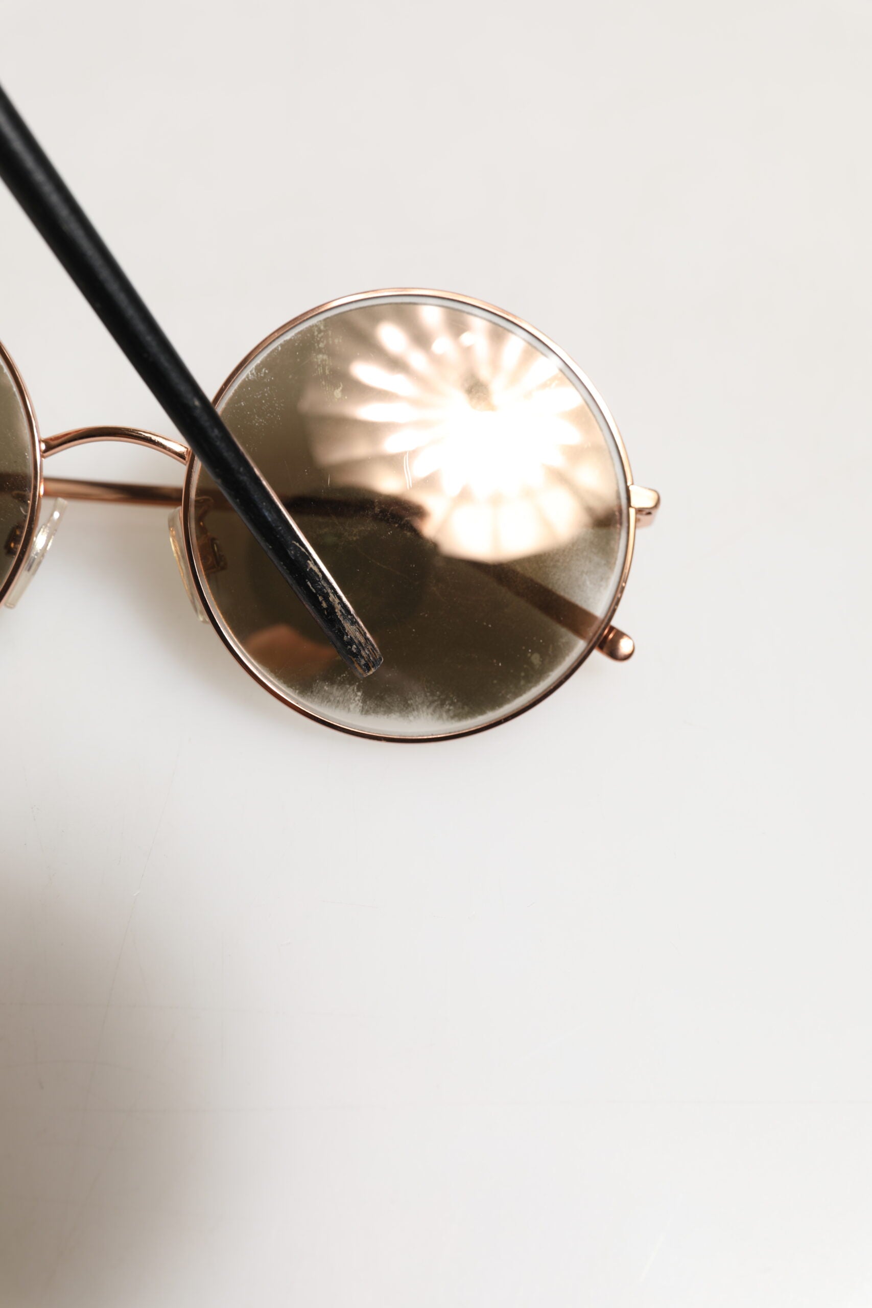 Lunettes de soleil rondes Dolce & Gabbana DG2215K en métal doré, monture élégante et moderne, lunettes de soleil sophistiquées.
