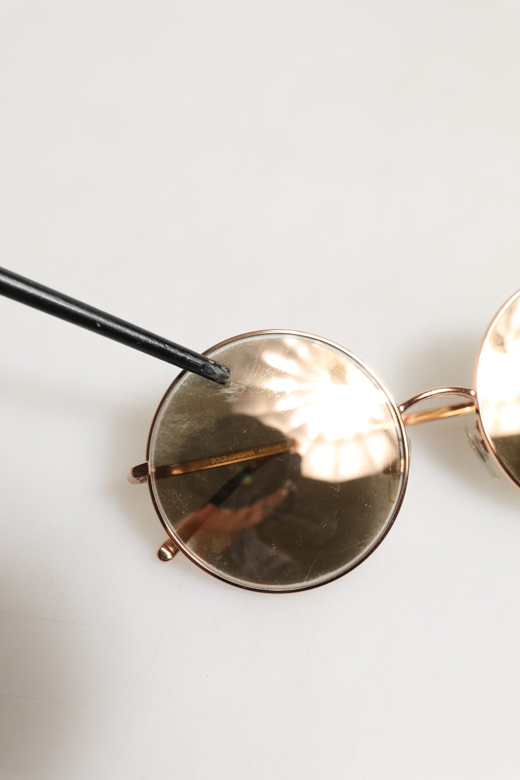 Lunettes de soleil rondes Dolce & Gabbana DG2215K en métal doré avec monture ronde élégante et verres teintés.