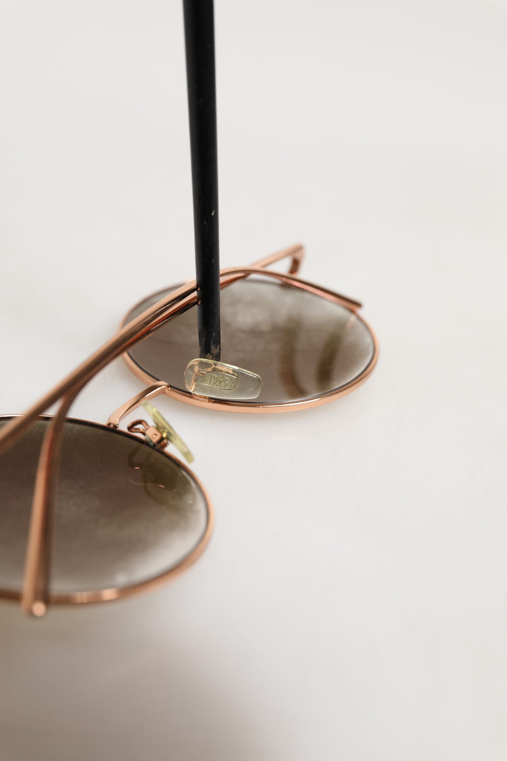 Lunettes de soleil rondes Dolce & Gabbana DG2215K avec monture en métal doré, style élégant et moderne.