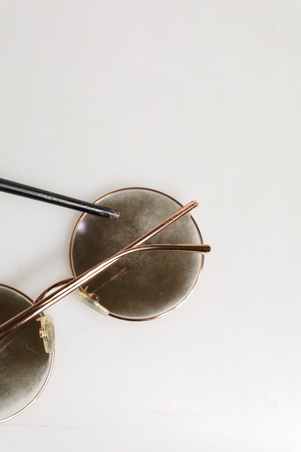 Lunettes de soleil rondes Dolce & Gabbana DG2215K en métal doré, monture ronde élégante et design sophistiqué.