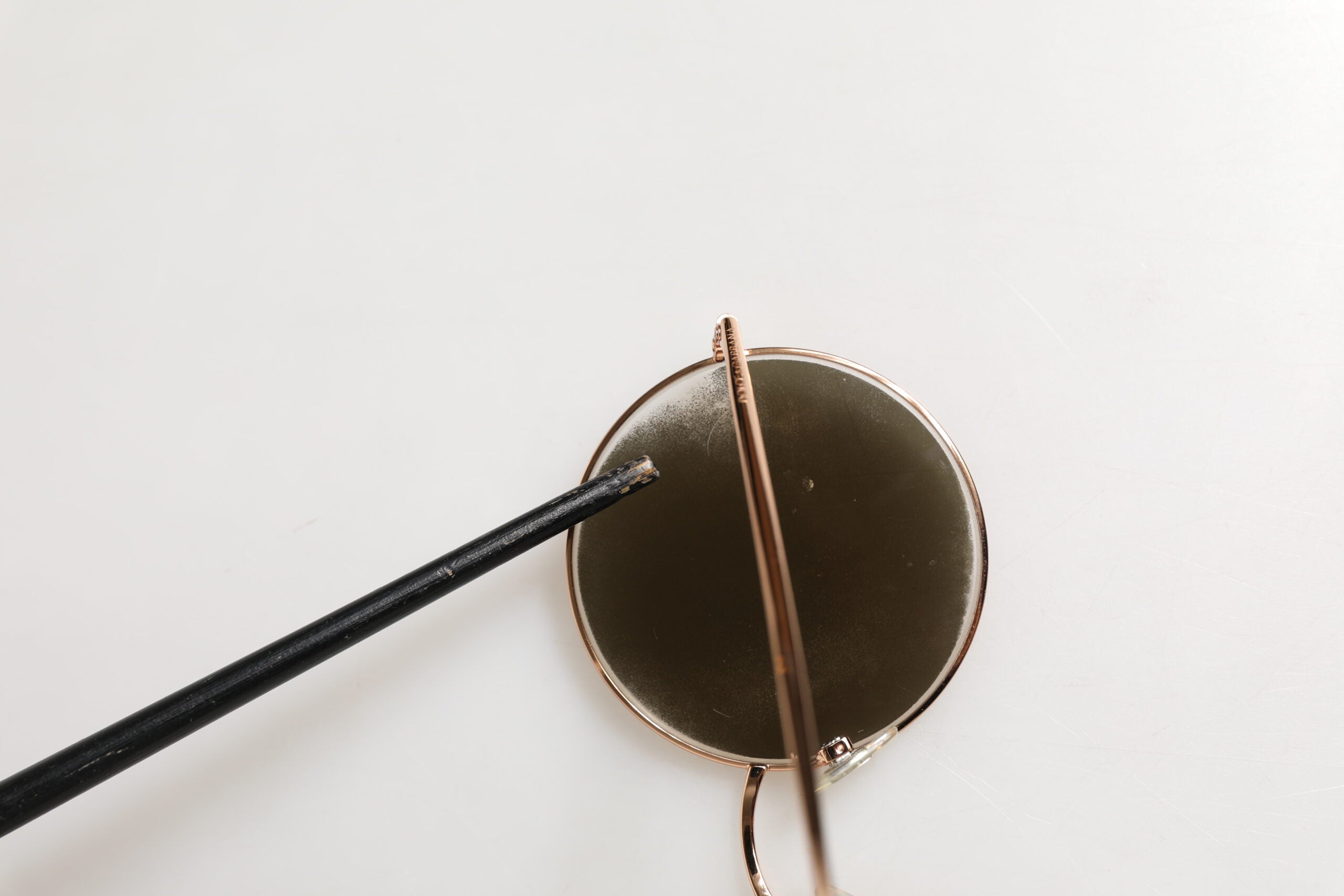 Lunettes de soleil rondes en or de la marque Dolce & Gabbana DG2215K avec monture métallique dorée.