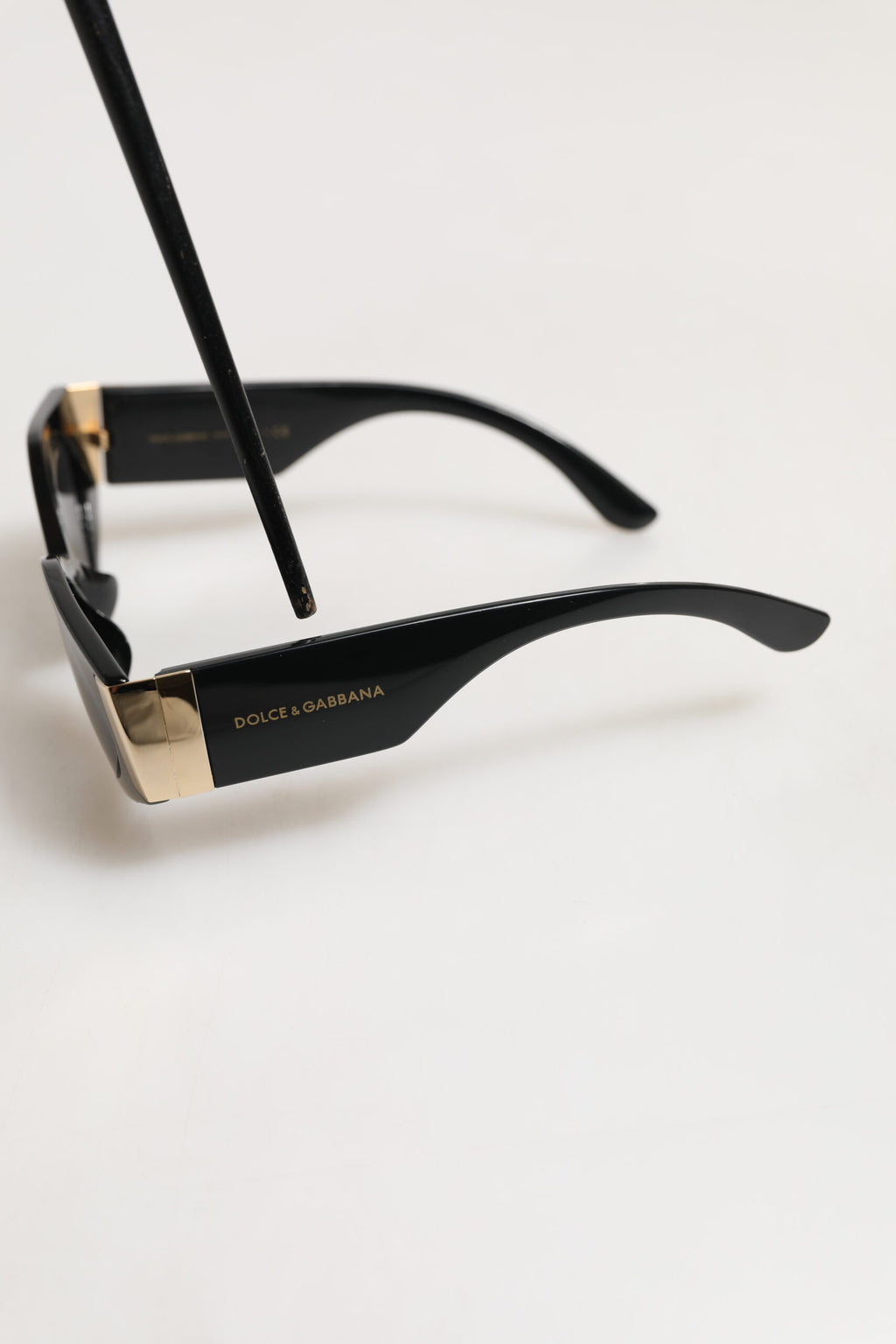 Lunettes de soleil Dolce & Gabbana DG4396 gris dégradé avec monture noire irrégulière, vues de face.