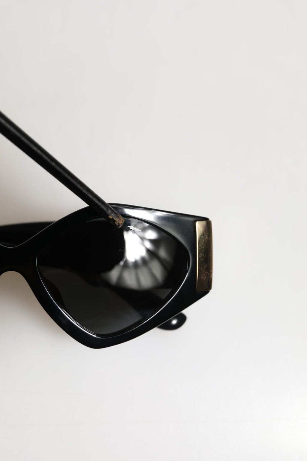 Lunettes de soleil Dolce & Gabbana DG4396 avec monture gris dégradé et forme irrégulière, style élégant et moderne.
