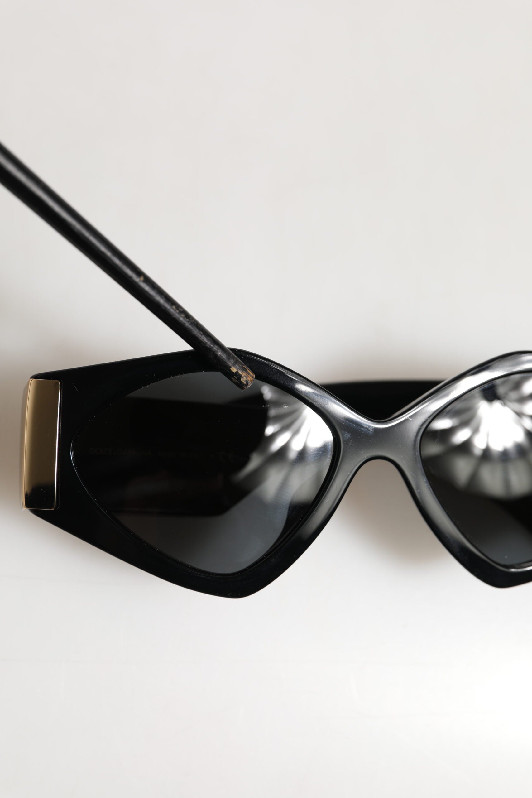 Lunettes de soleil Dolce & Gabbana DG4396 gris dégradé avec monture noire irrégulière, mode élégante et tendance.