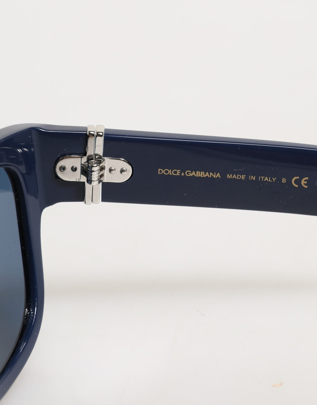Lunettes de soleil Dolce & Gabbana avec monture en acétate bleue et verres polarisés, style élégant et moderne.