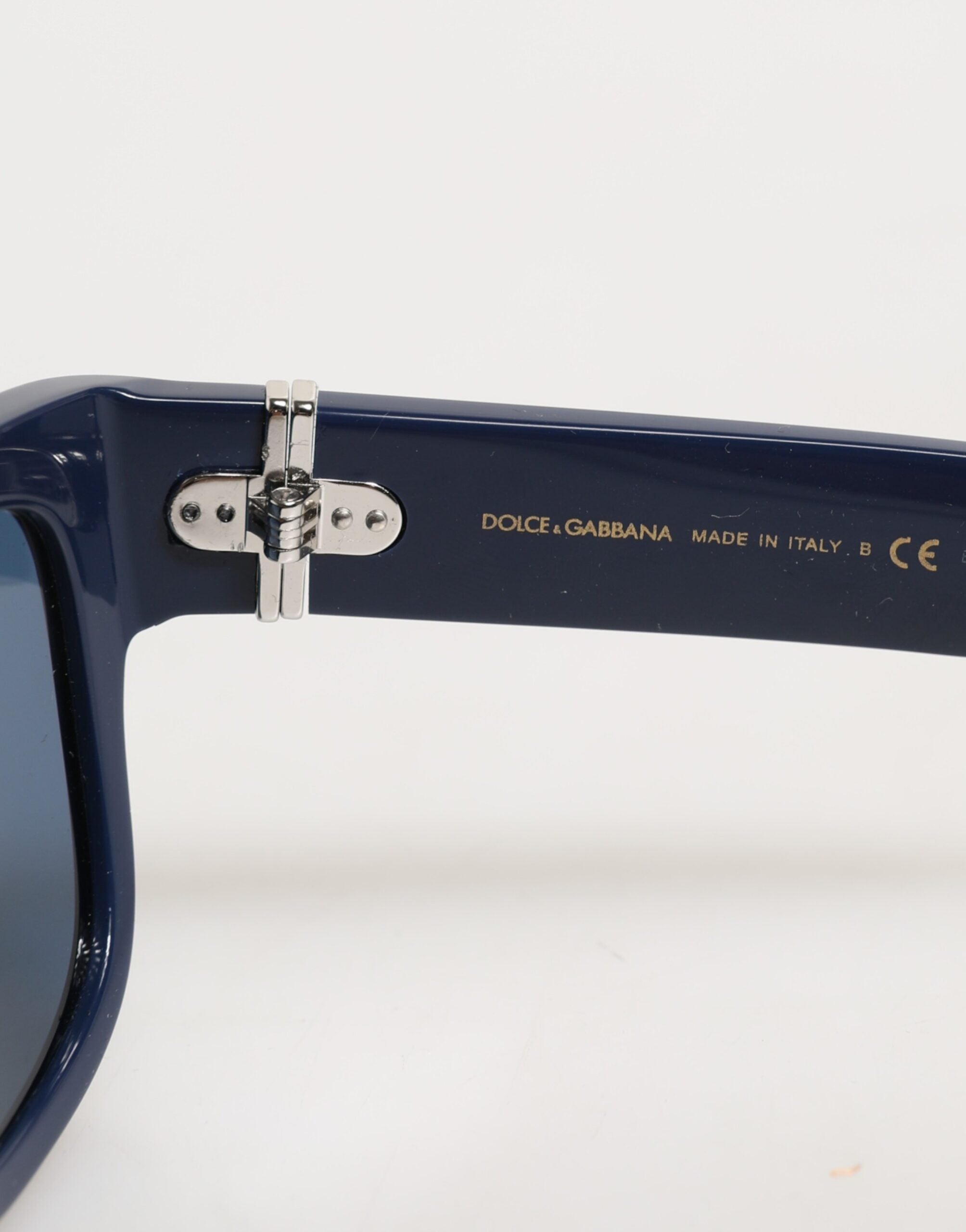 Lunettes de soleil Dolce & Gabbana avec monture en acétate bleue et verres polarisés, style élégant et moderne.