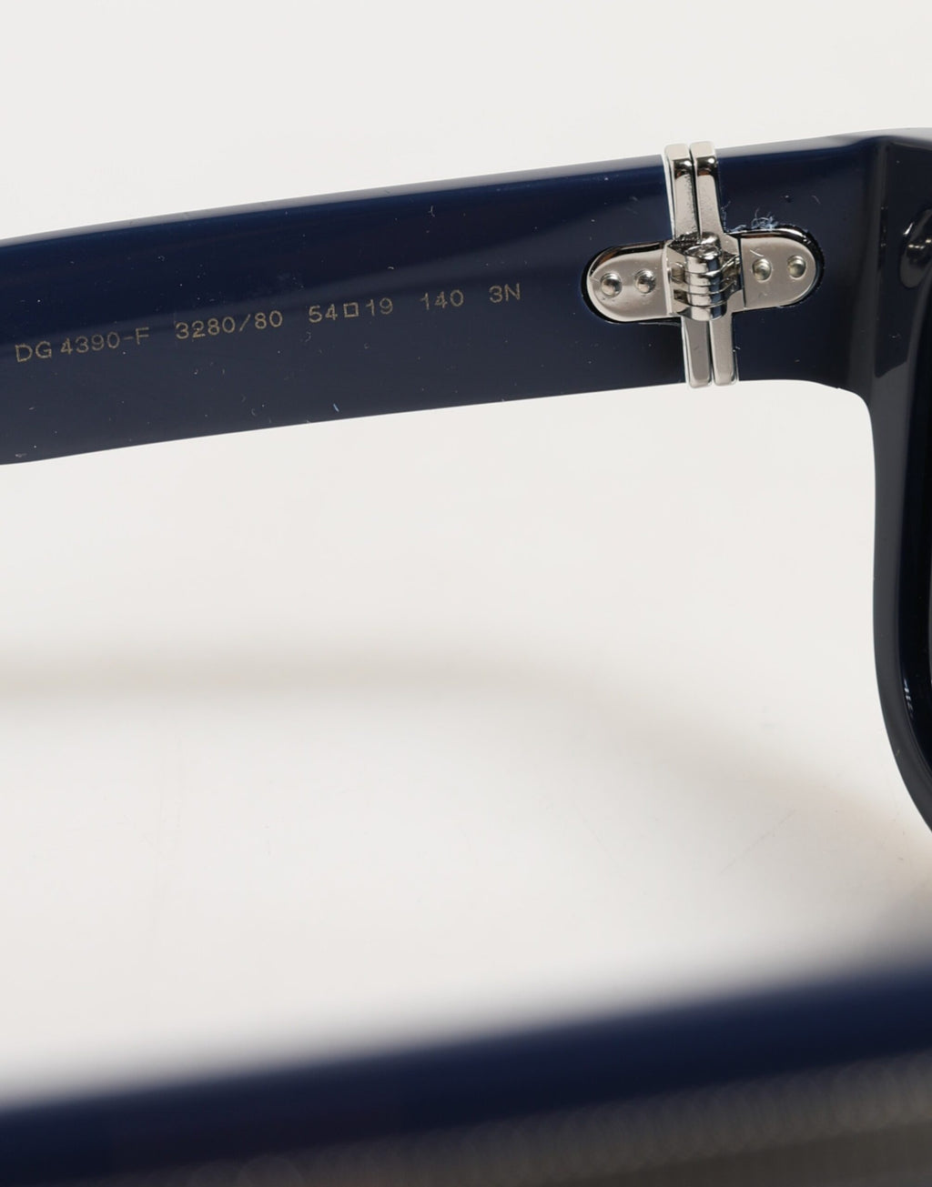 Lunettes de soleil Dolce & Gabbana avec monture en acétate bleue et verres polarisés, style élégant et moderne.