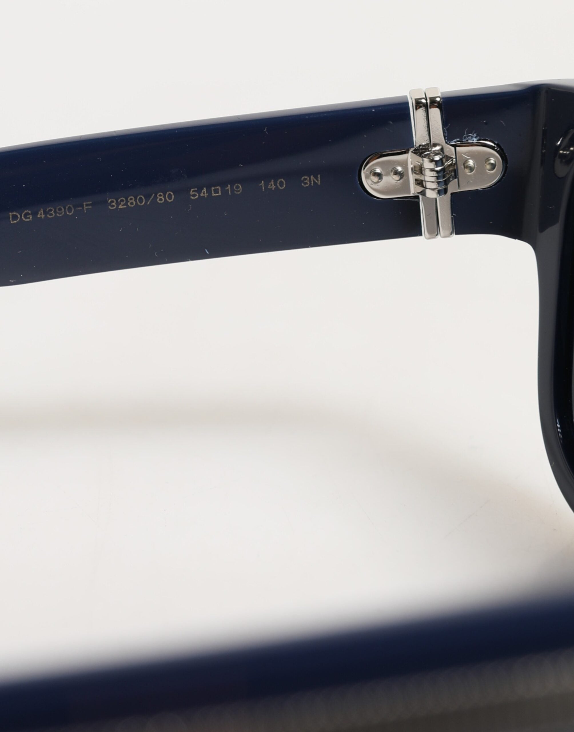 Lunettes de soleil Dolce & Gabbana avec monture en acétate bleue et verres polarisés, style élégant et moderne.