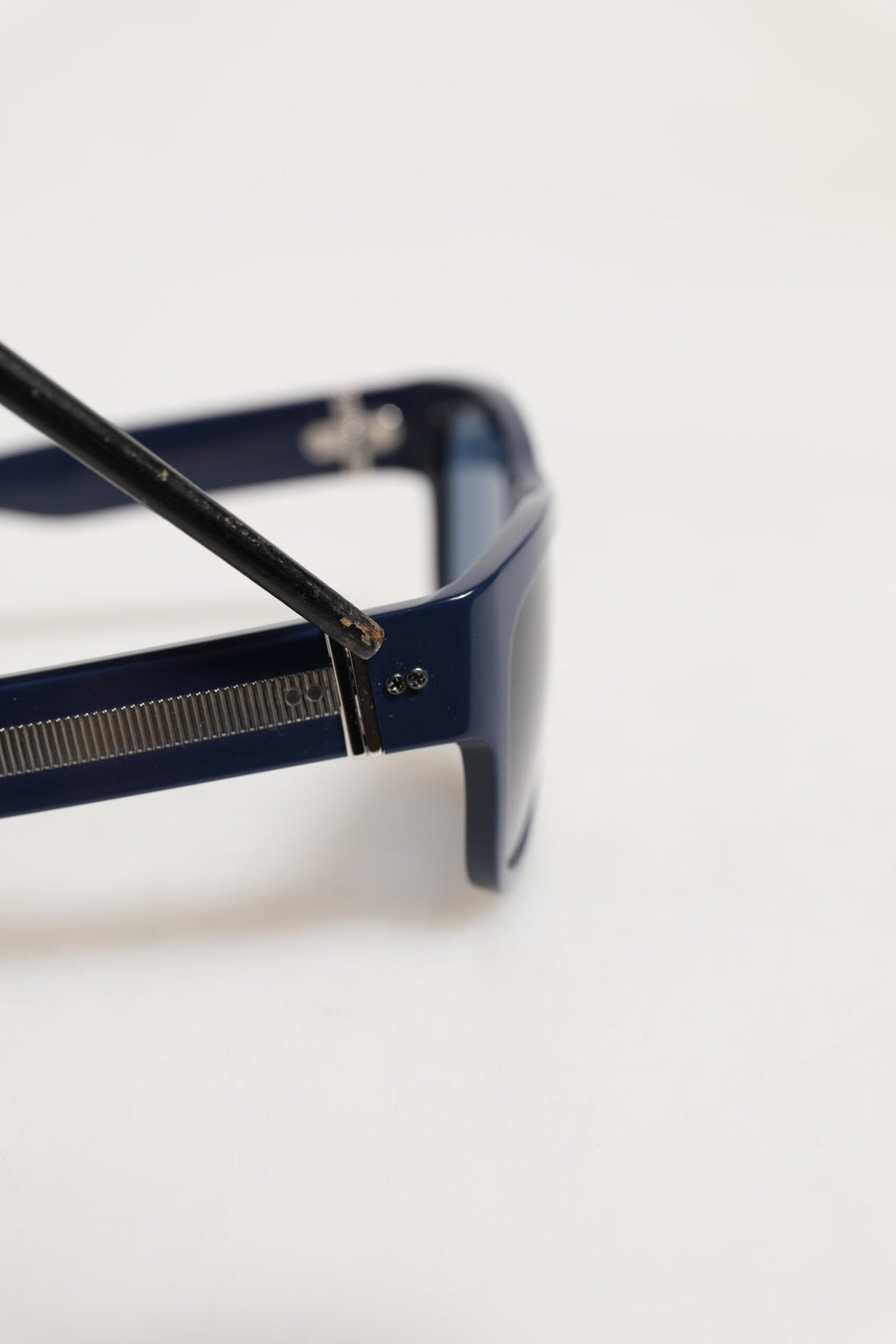 Lunettes de soleil Dolce & Gabbana avec monture en acétate bleue et verres polarisés, style élégant et moderne.