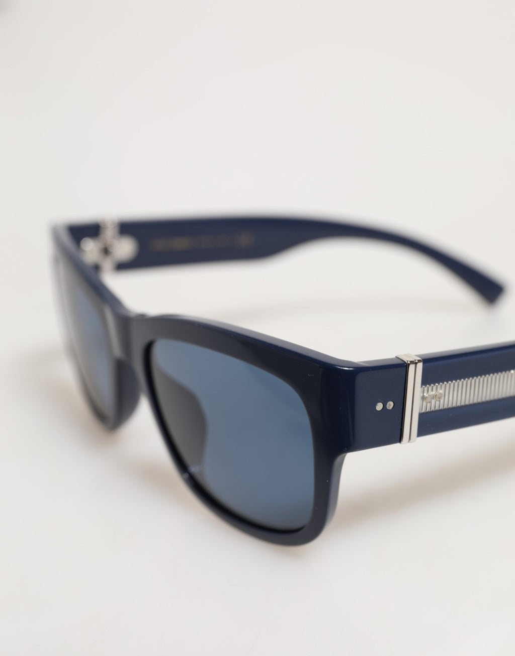 Lunettes de soleil Dolce & Gabbana avec monture en acétate bleue et verres polarisés, style élégant et moderne.