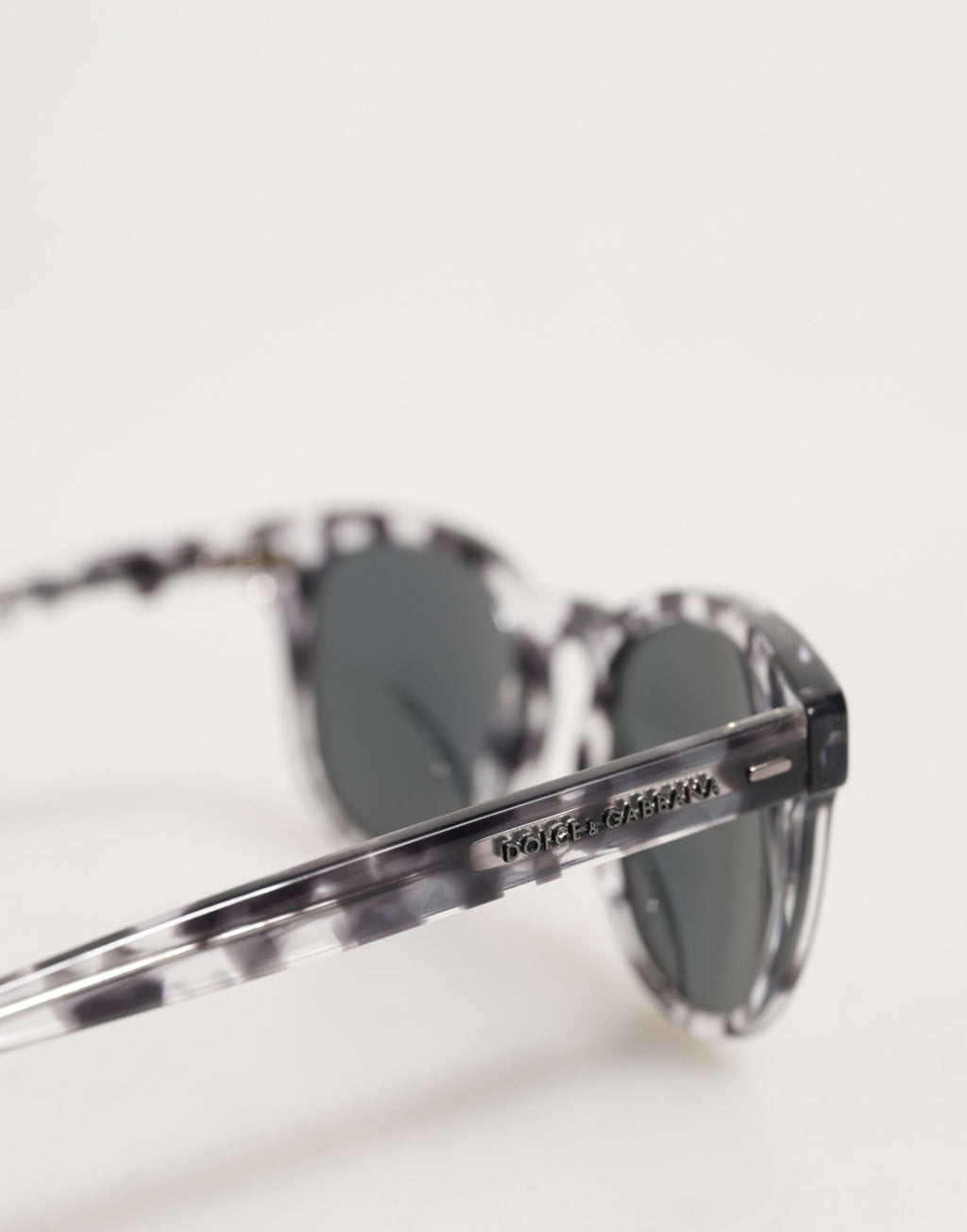 Lunettes de soleil Dolce & Gabbana DG4254 Havana avec verres noirs teintés, monture élégante et moderne, style sophistiqué.
