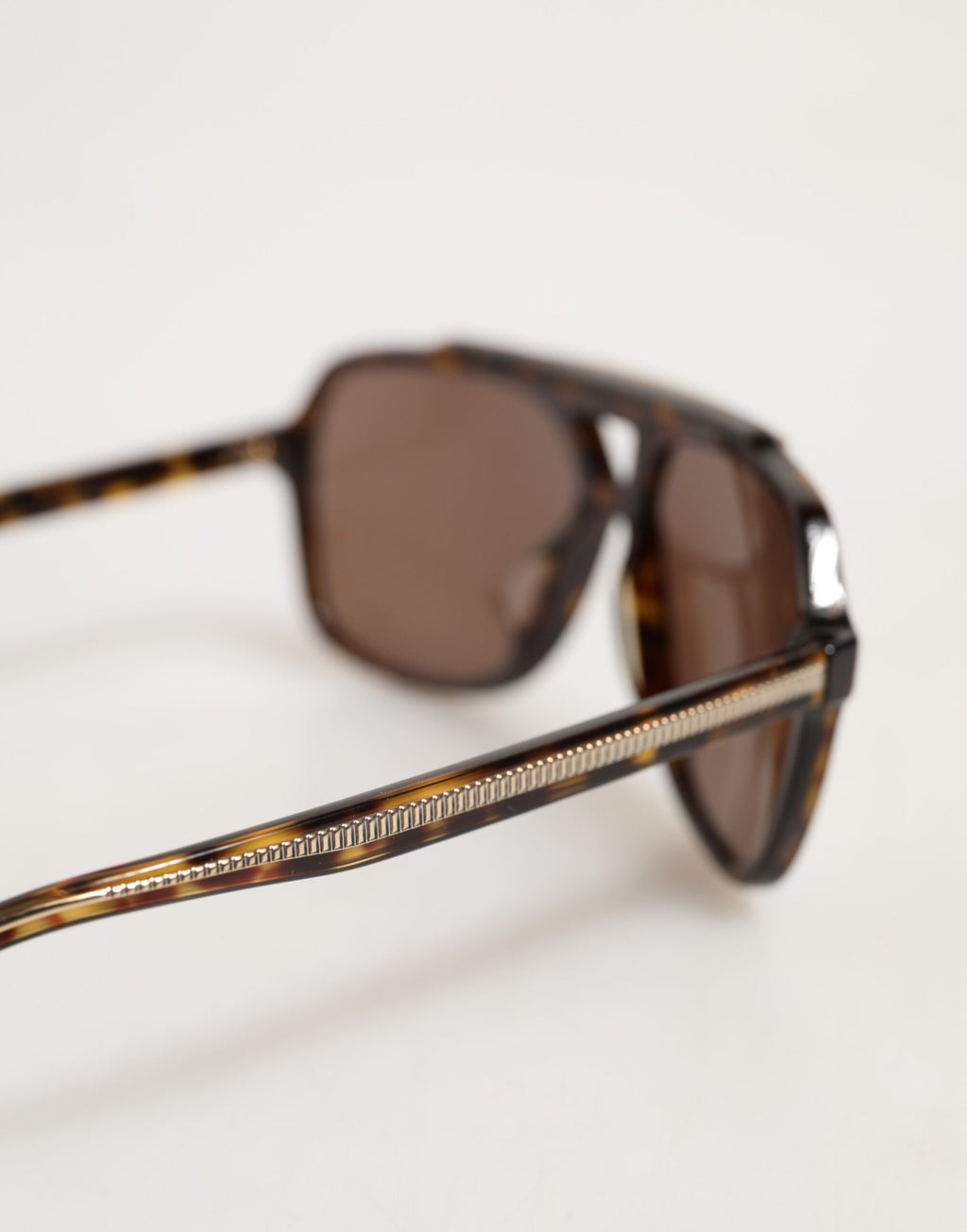 Lunettes de soleil pilote Dolce & Gabbana en acétate marron foncé à motif tortoise, avec monture élégante et moderne.