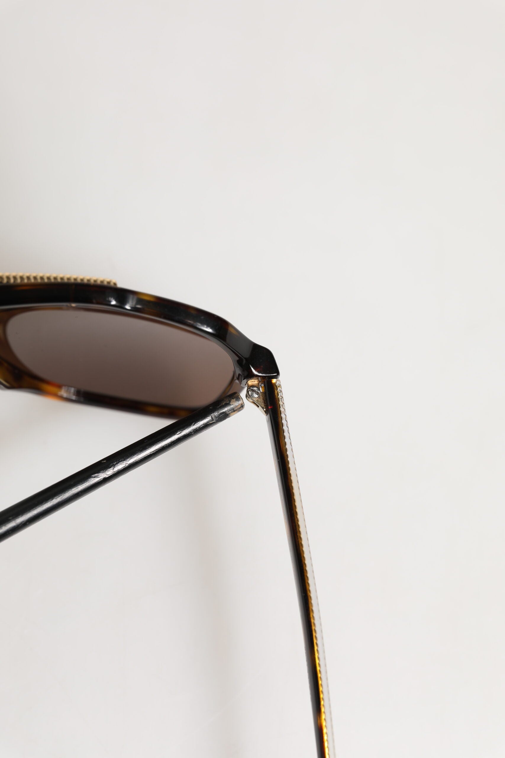 Lunettes de soleil Dolce & Gabbana avec monture pilote en acétate imitation tortue marron foncé.
