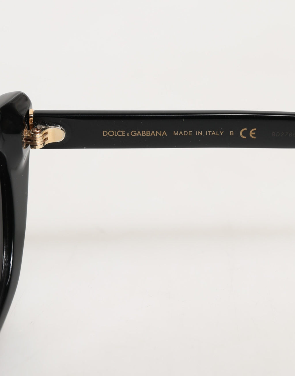 Lunettes de soleil Dolce & Gabbana Re-Edition DNA avec monture œil de chat noire, style élégant et tendance.