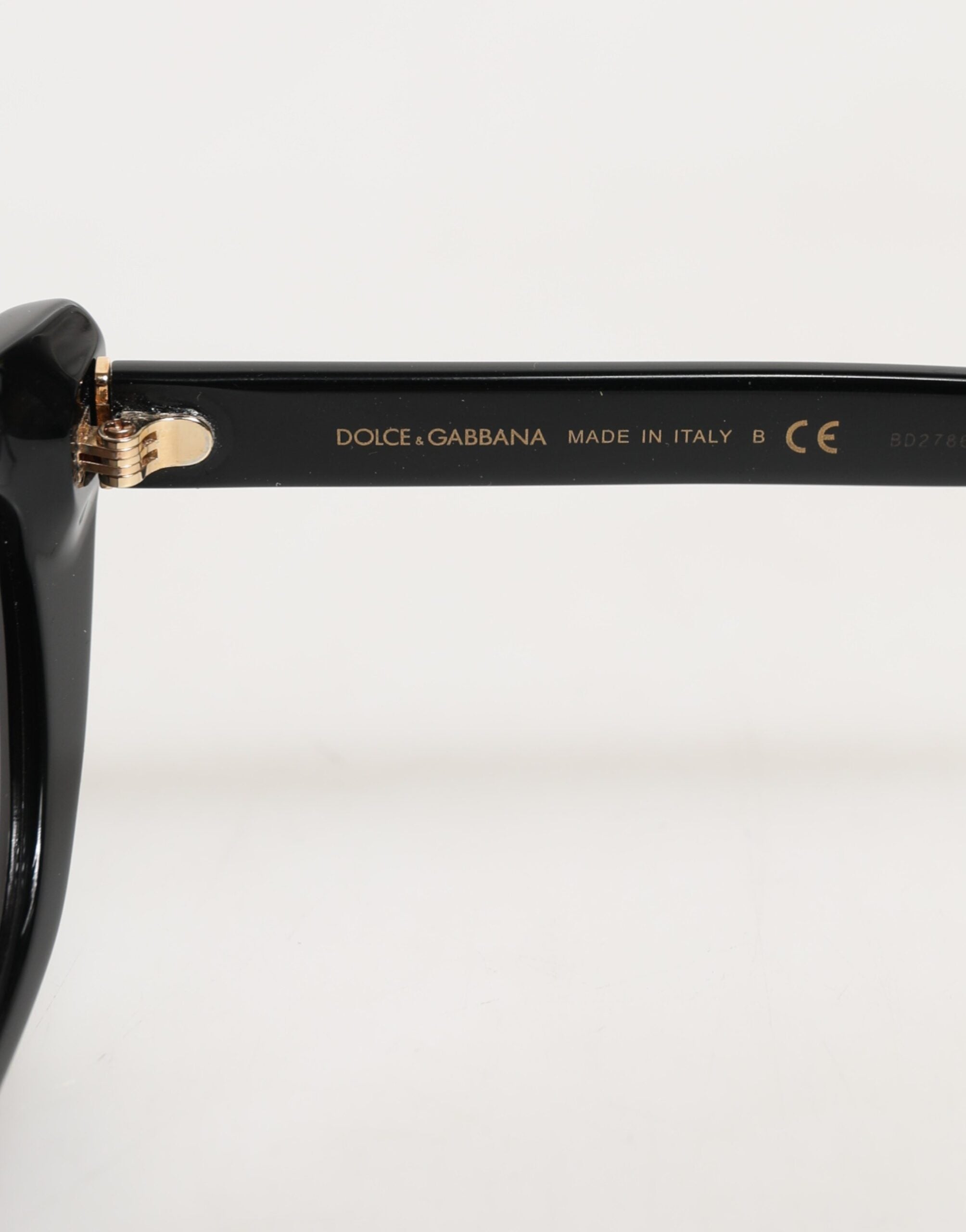 Lunettes de soleil Dolce & Gabbana Re-Edition DNA avec monture œil de chat noire, style élégant et tendance.
