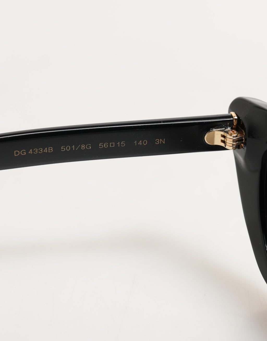 Lunettes de soleil Dolce & Gabbana Re-Edition DNA avec cadre œil de chat noir, style élégant et sophistiqué.