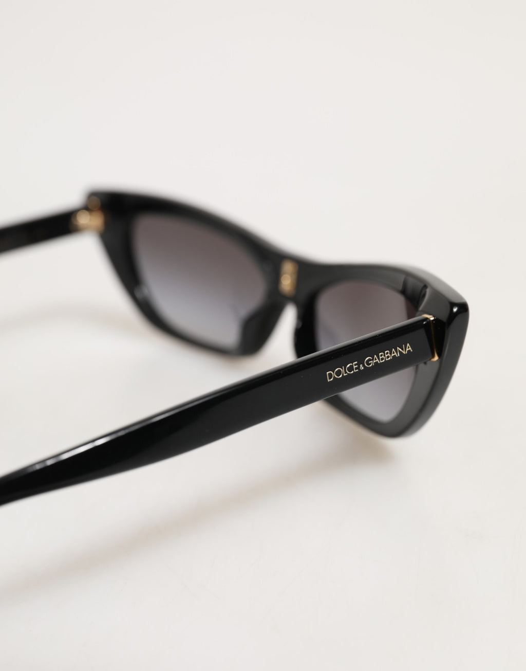 Lunettes de soleil Dolce & Gabbana Re-Edition DNA avec monture cat-eye noire, style élégant et moderne.