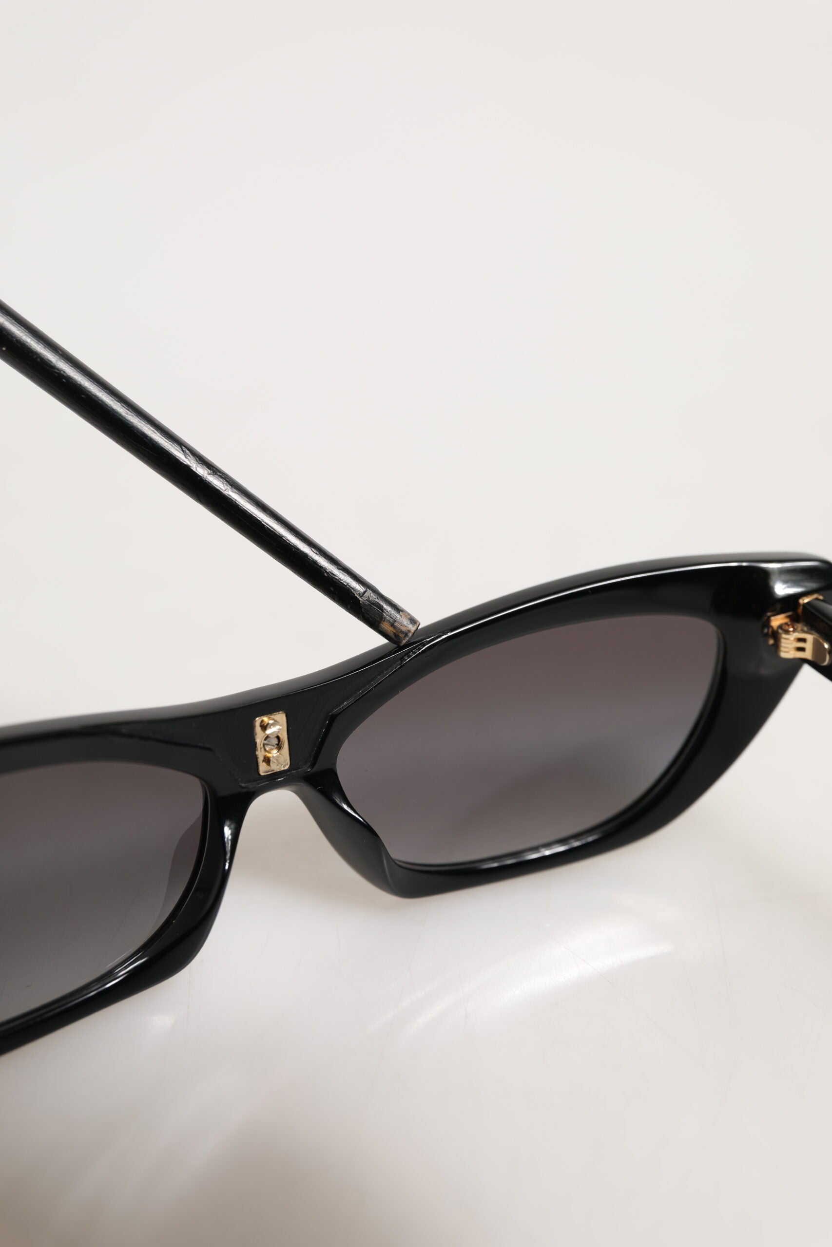 Lunettes de soleil noires Dolce & Gabbana Re-Edition DNA avec monture œil de chat, style élégant et sophistiqué.