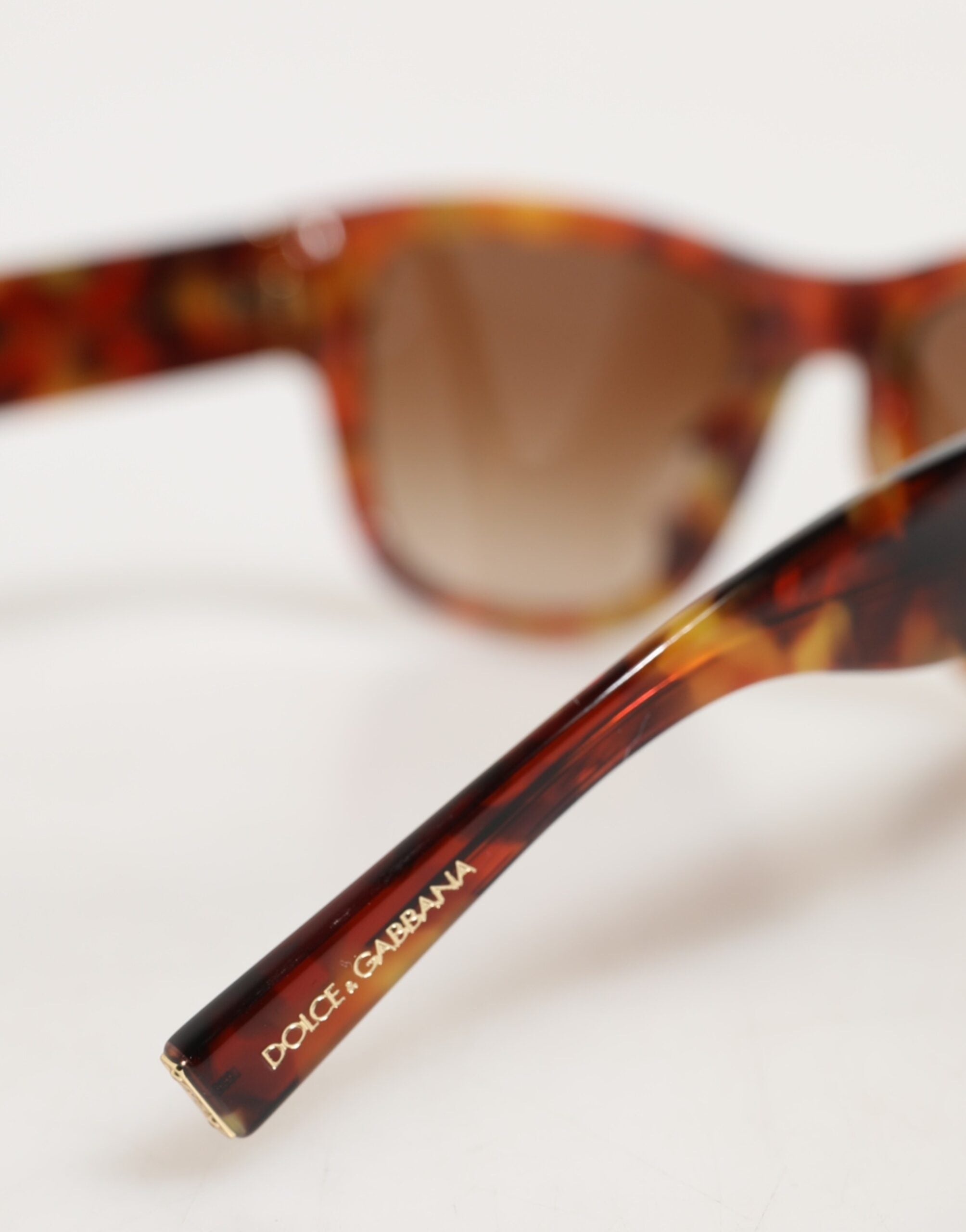 Lunettes de soleil Dolce & Gabbana DG4338F marron avec monture ronde et pleine en style Havana, lunettes de soleil à verres ronds.
