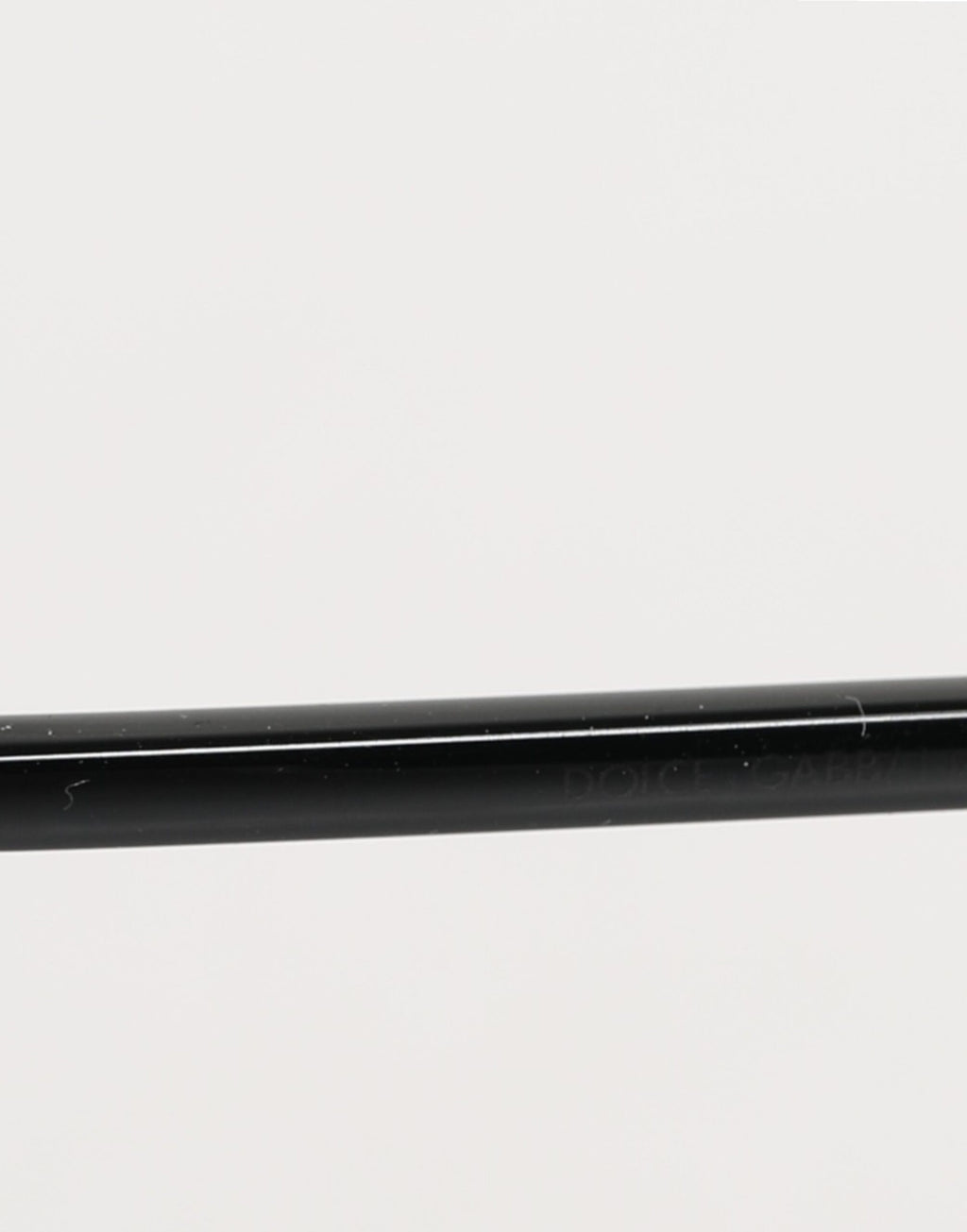 Lunettes de soleil Dolce & Gabbana avec cadre en métal noir et lentilles carrées, style élégant et moderne.