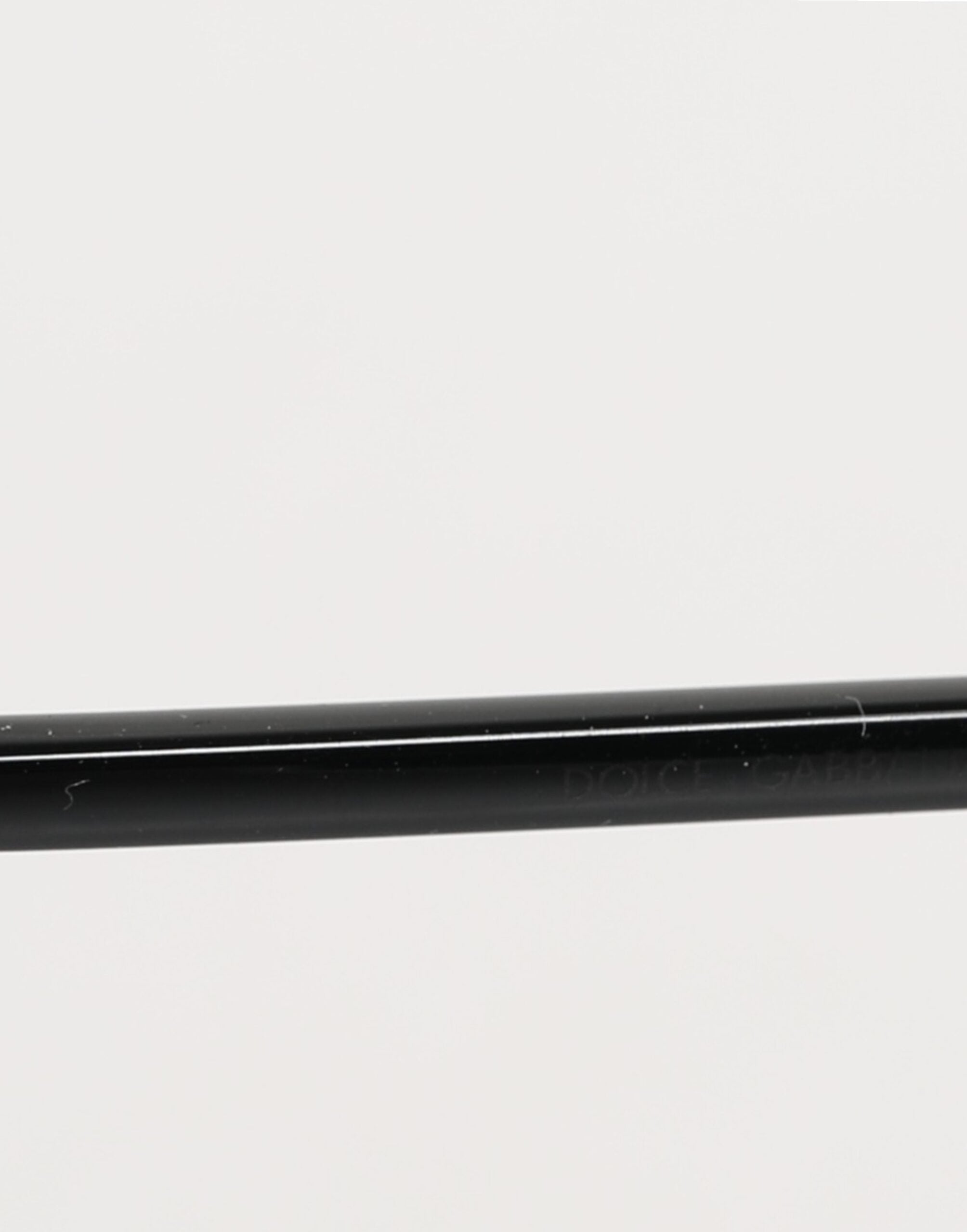 Lunettes de soleil Dolce & Gabbana avec cadre en métal noir et lentilles carrées, style élégant et moderne.